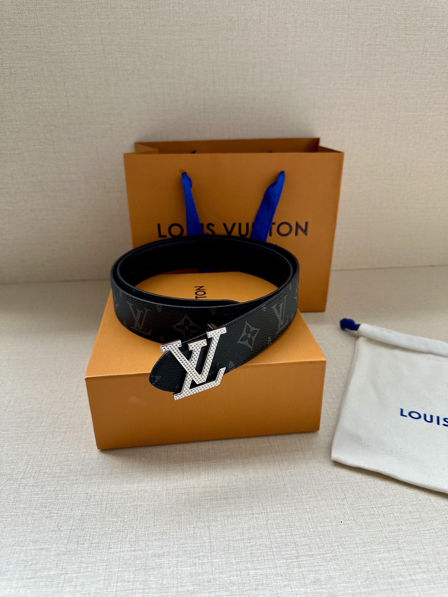 LV Trunk 双面腰带以粒面皮革铭纹 S-lock 搭扣援引品牌经典行李箱元素