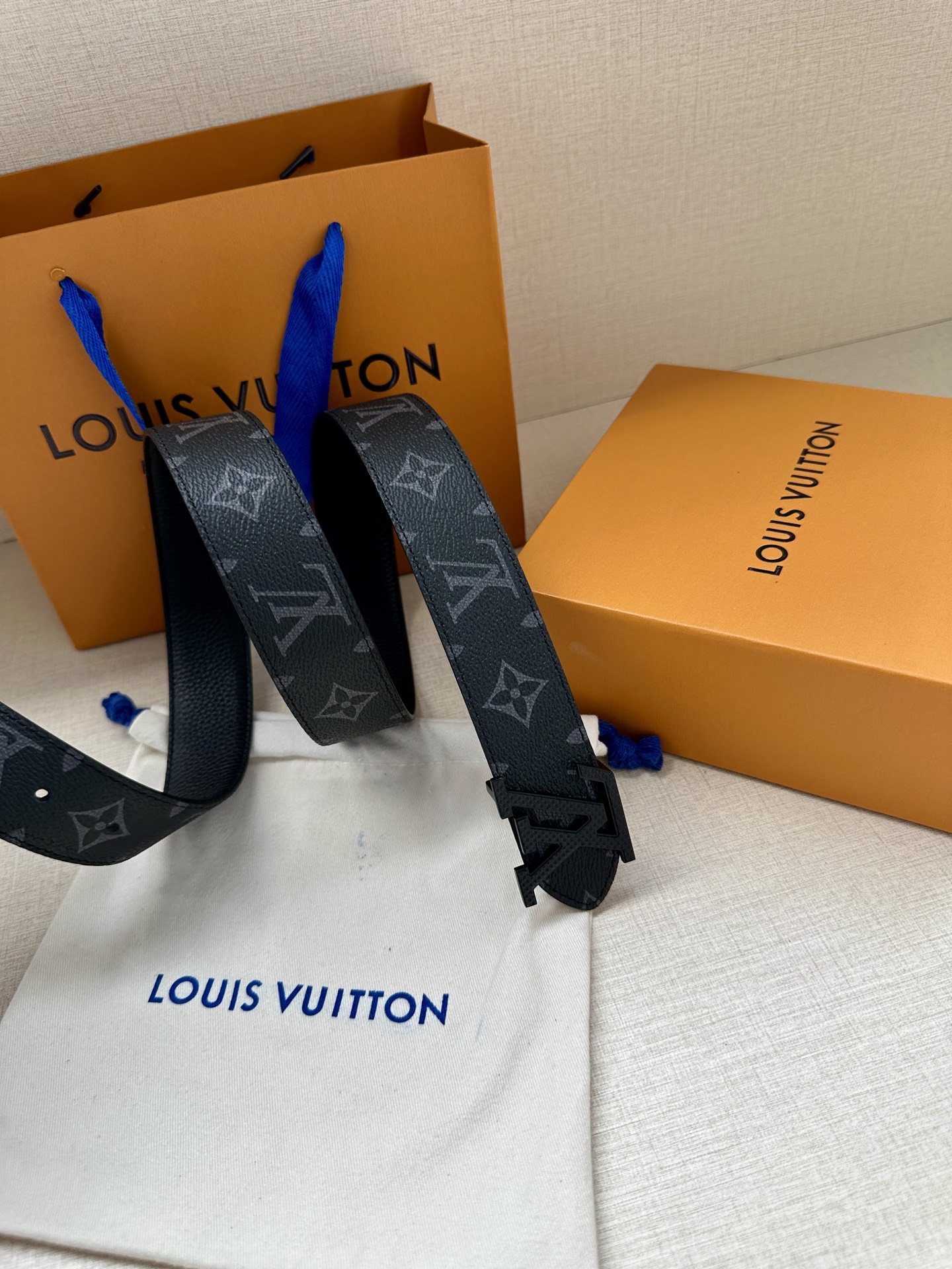 LV Trunk 双面腰带以粒面皮革铭纹 S-lock 搭扣援引品牌经典行李箱元素