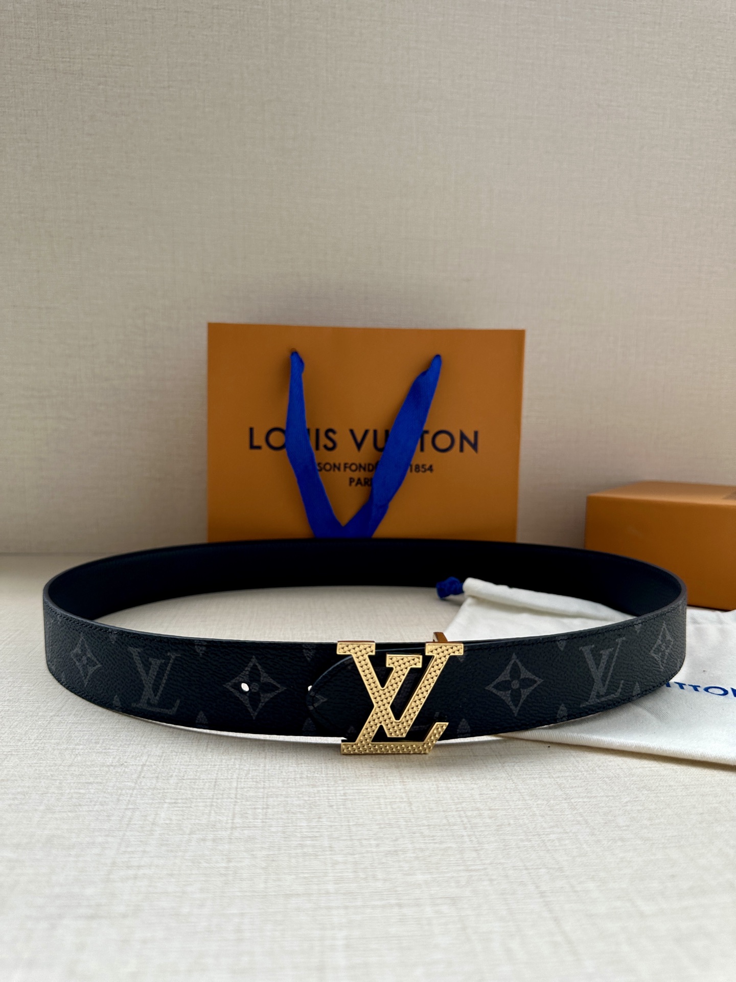LV Trunk 双面腰带以粒面皮革铭纹 S-lock 搭扣援引品牌经典行李箱元素