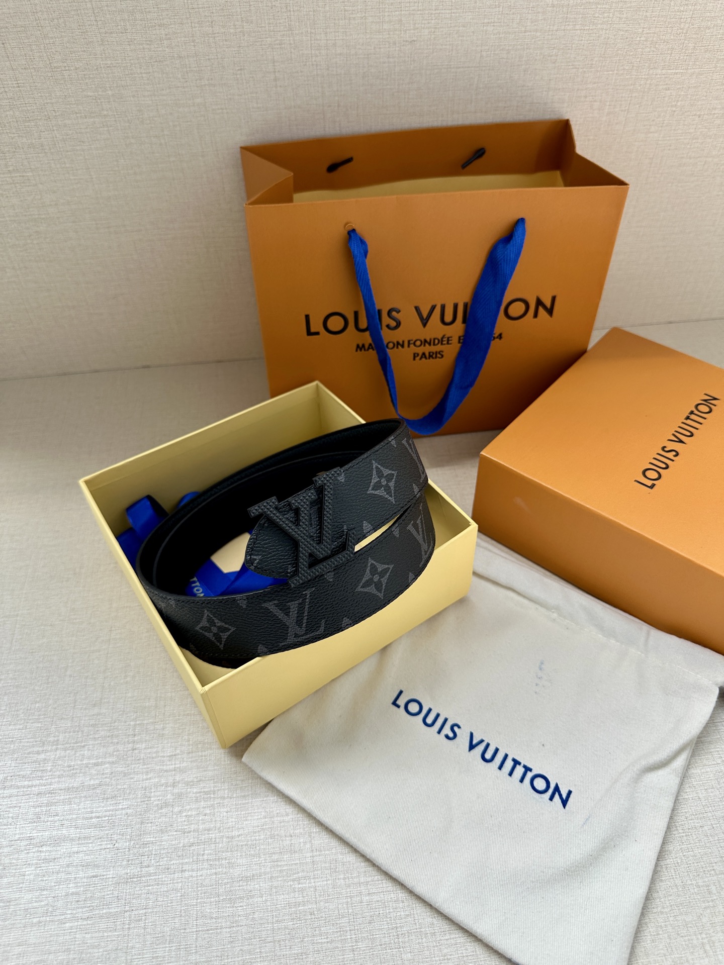 LV Trunk 双面腰带以粒面皮革铭纹 S-lock 搭扣援引品牌经典行李箱元素