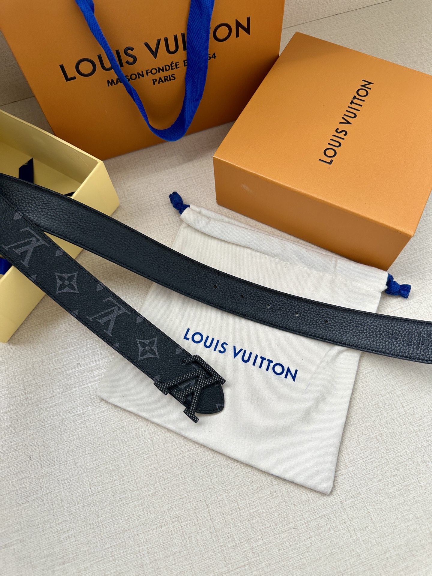 LV Trunk 双面腰带以粒面皮革铭纹 S-lock 搭扣援引品牌经典行李箱元素