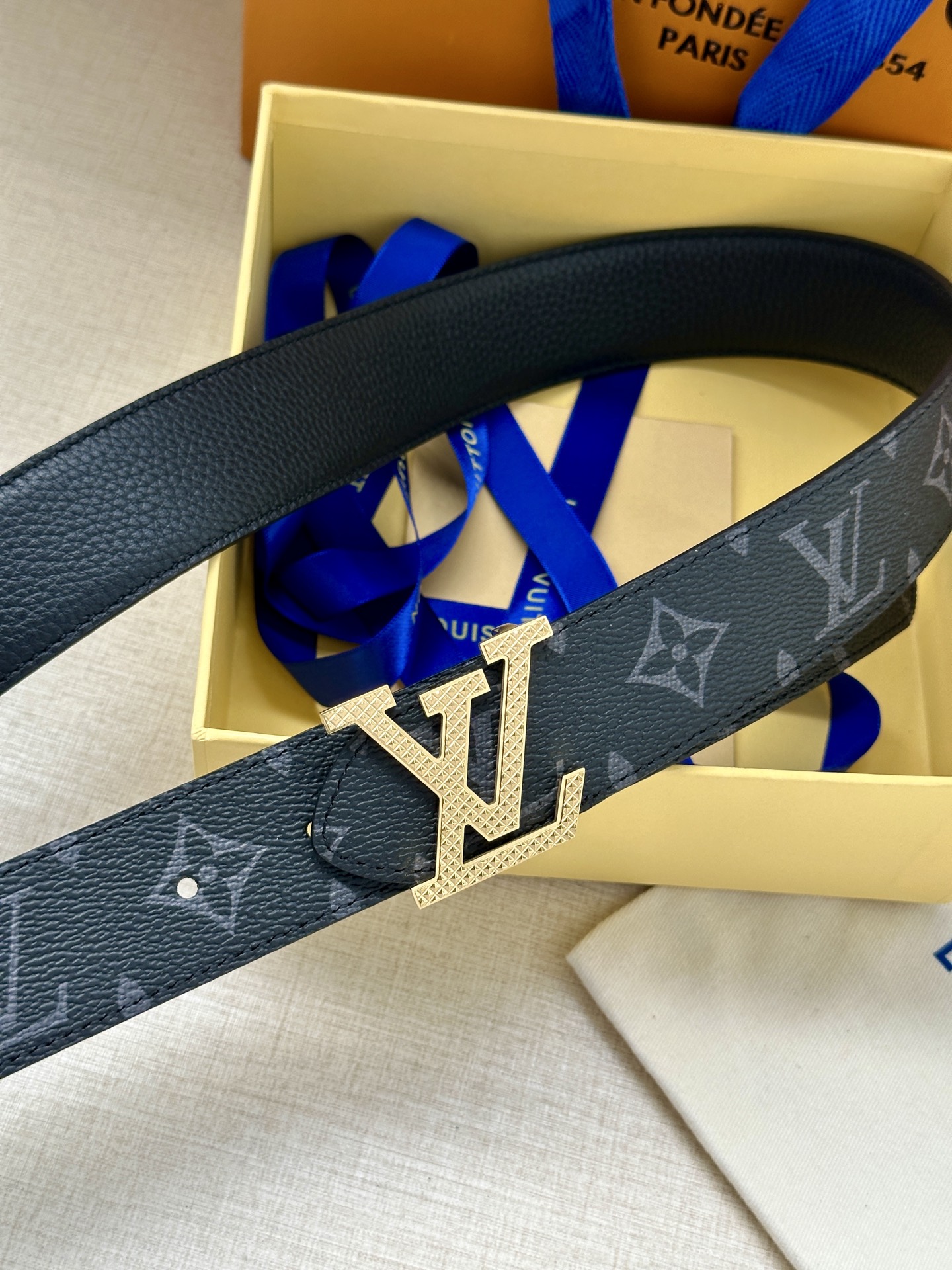 LV Trunk 双面腰带以粒面皮革铭纹 S-lock 搭扣援引品牌经典行李箱元素