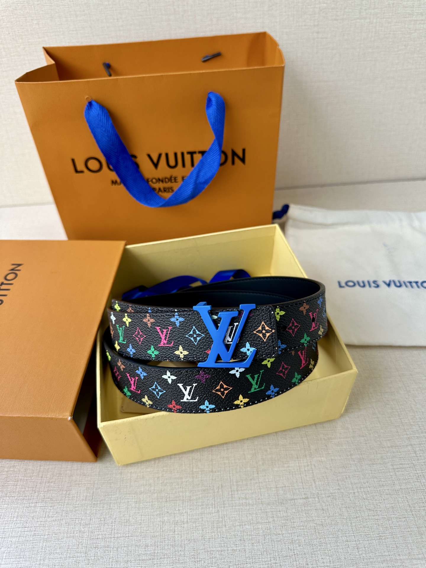  3.0宽 LV 双面腰带取材缝线皮革和 小黑花 小白花帆布 新款珐琅搭扣映衬榄尖形腰带末端，为纤细设计