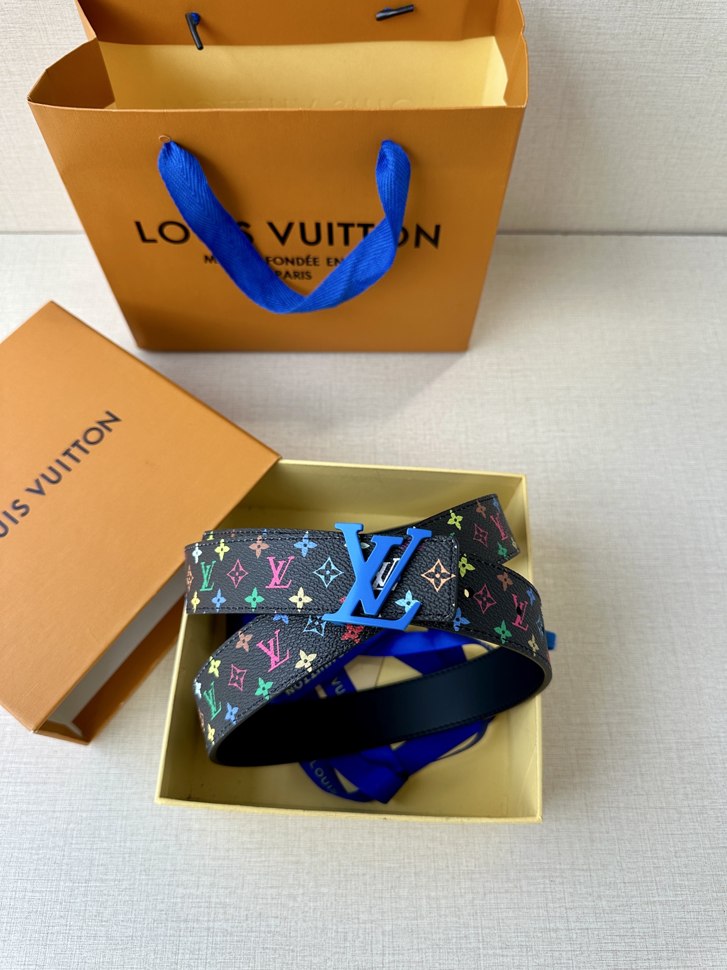  3.0宽 LV 双面腰带取材缝线皮革和 小黑花 小白花帆布 新款珐琅搭扣映衬榄尖形腰带末端，为纤细设计