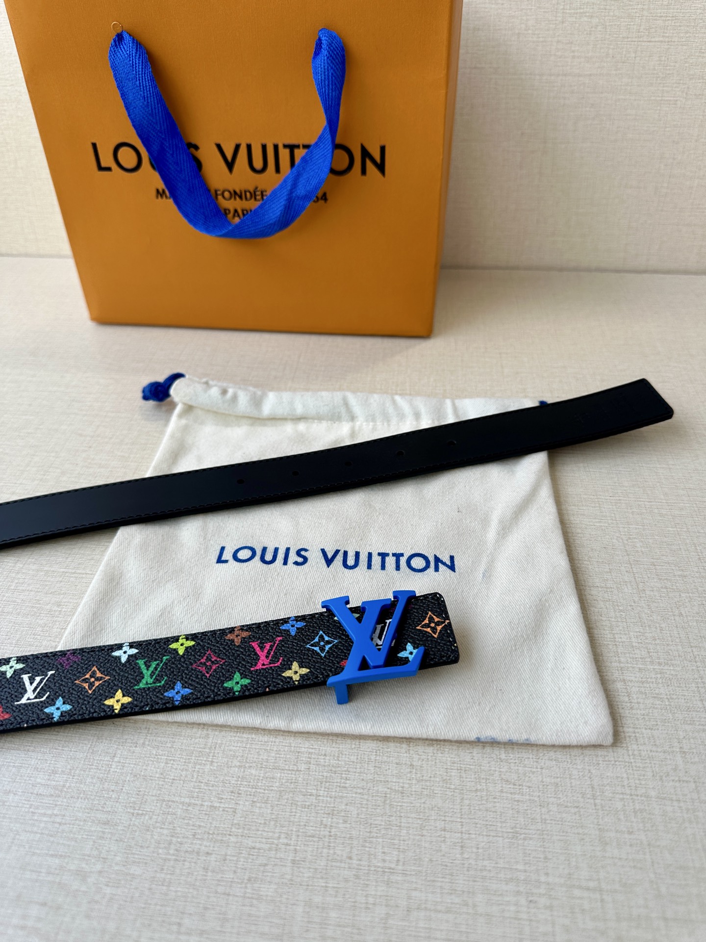  3.0宽 LV 双面腰带取材缝线皮革和 小黑花 小白花帆布 新款珐琅搭扣映衬榄尖形腰带末端，为纤细设计