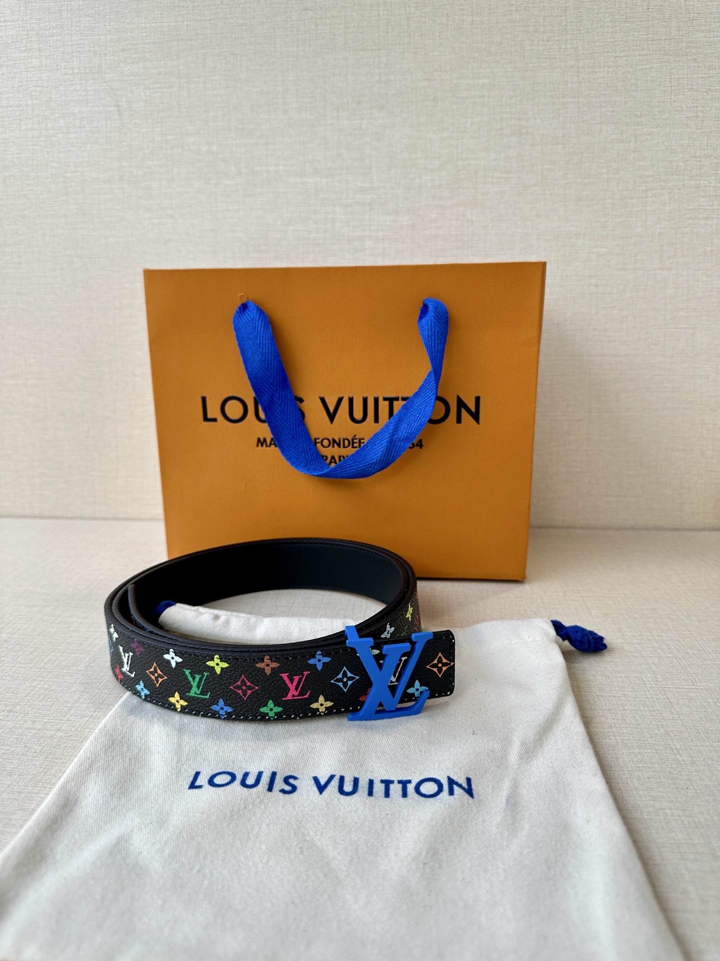  3.0宽 LV 双面腰带取材缝线皮革和 小黑花 小白花帆布 新款珐琅搭扣映衬榄尖形腰带末端，为纤细设计