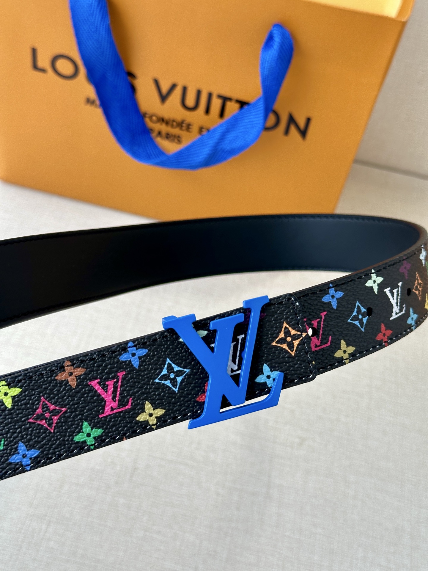  3.0宽 LV 双面腰带取材缝线皮革和 小黑花 小白花帆布 新款珐琅搭扣映衬榄尖形腰带末端，为纤细设计