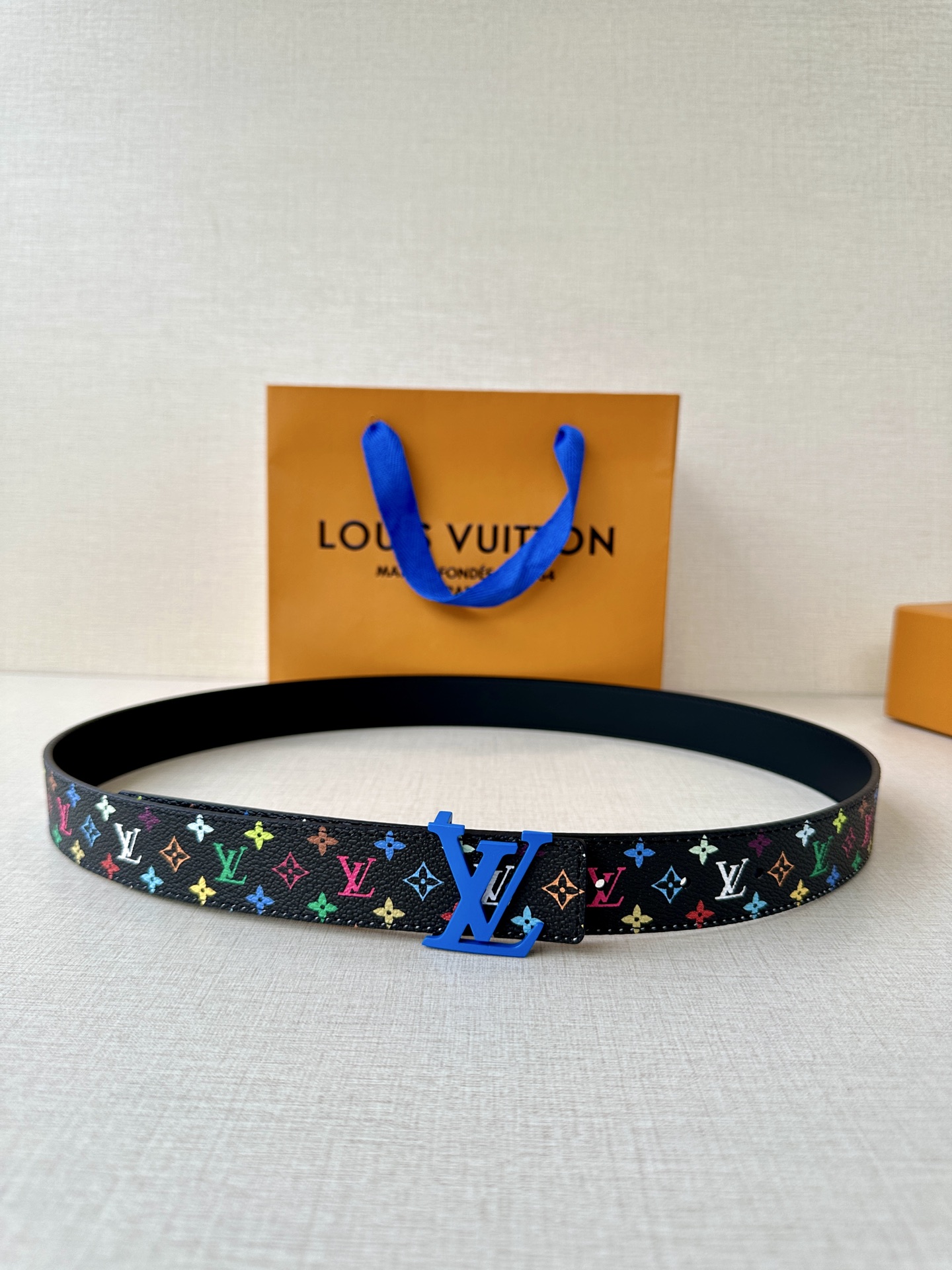  3.0宽 LV 双面腰带取材缝线皮革和 小黑花 小白花帆布 新款珐琅搭扣映衬榄尖形腰带末端，为纤细设计
