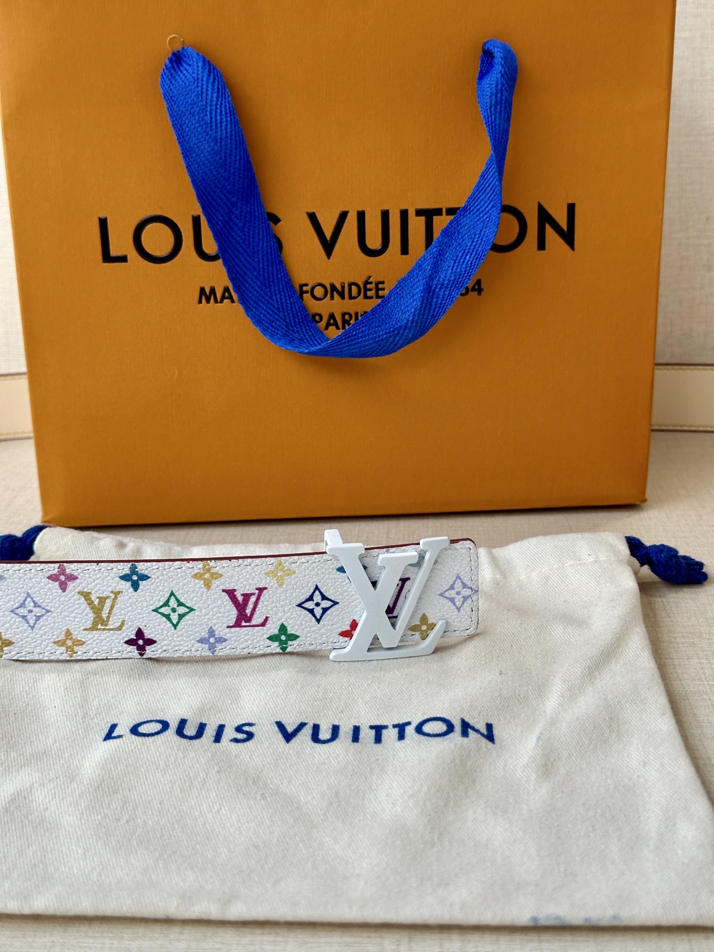  3.0宽 LV 双面腰带取材缝线皮革和 小黑花 小白花帆布 新款珐琅搭扣映衬榄尖形腰带末端，为纤细设计