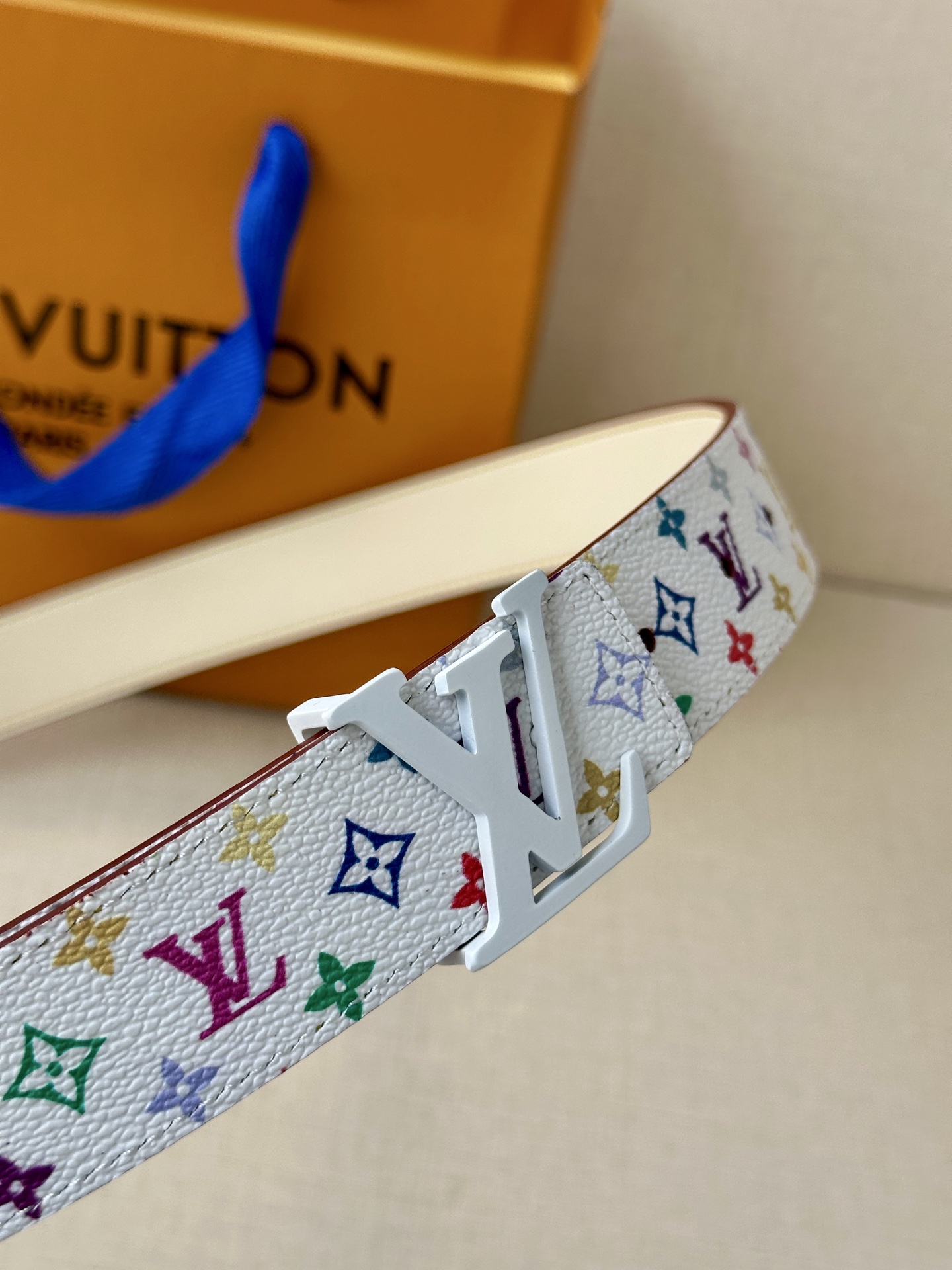  3.0宽 LV 双面腰带取材缝线皮革和 小黑花 小白花帆布 新款珐琅搭扣映衬榄尖形腰带末端，为纤细设计
