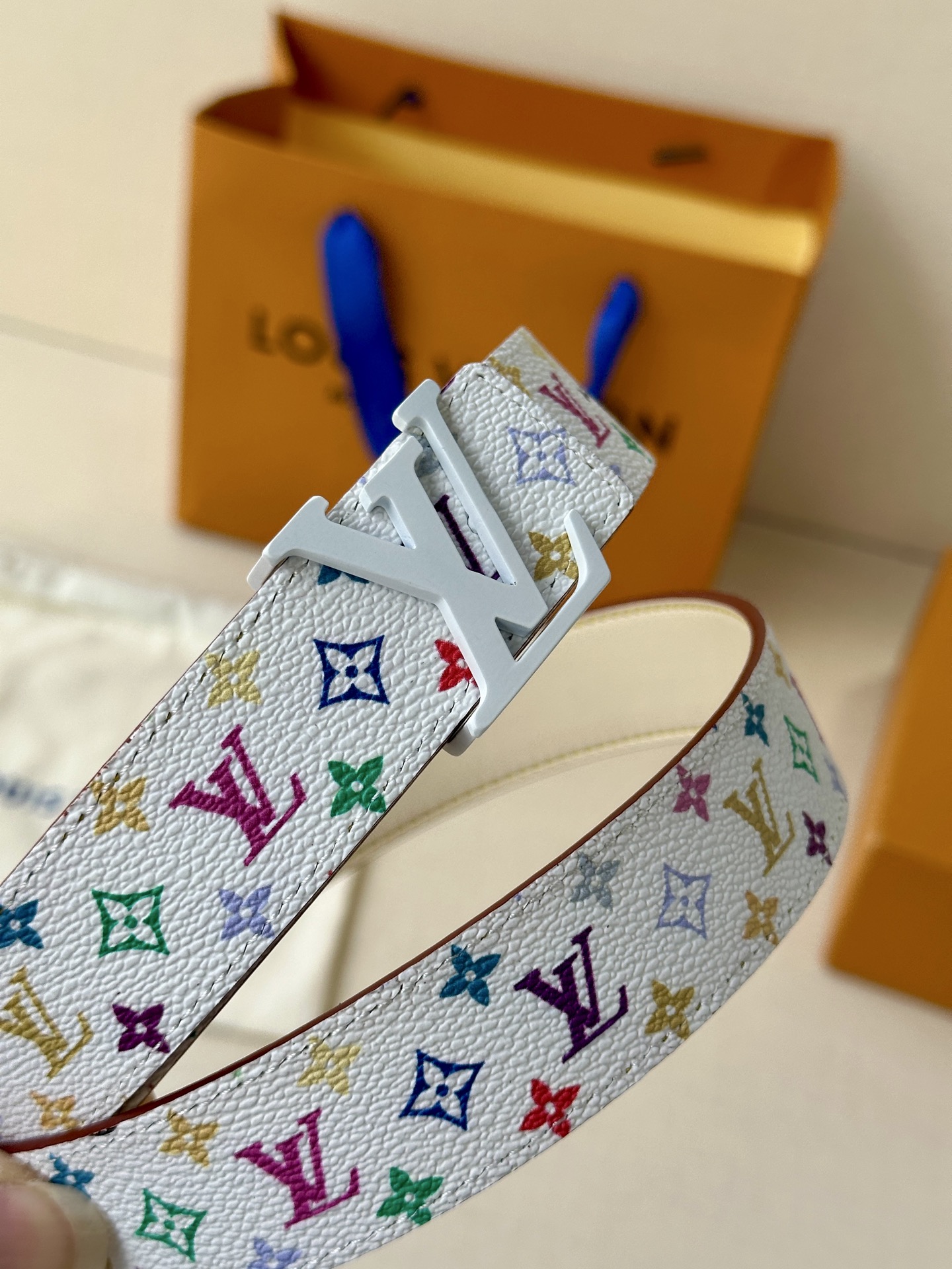  3.0宽 LV 双面腰带取材缝线皮革和 小黑花 小白花帆布 新款珐琅搭扣映衬榄尖形腰带末端，为纤细设计