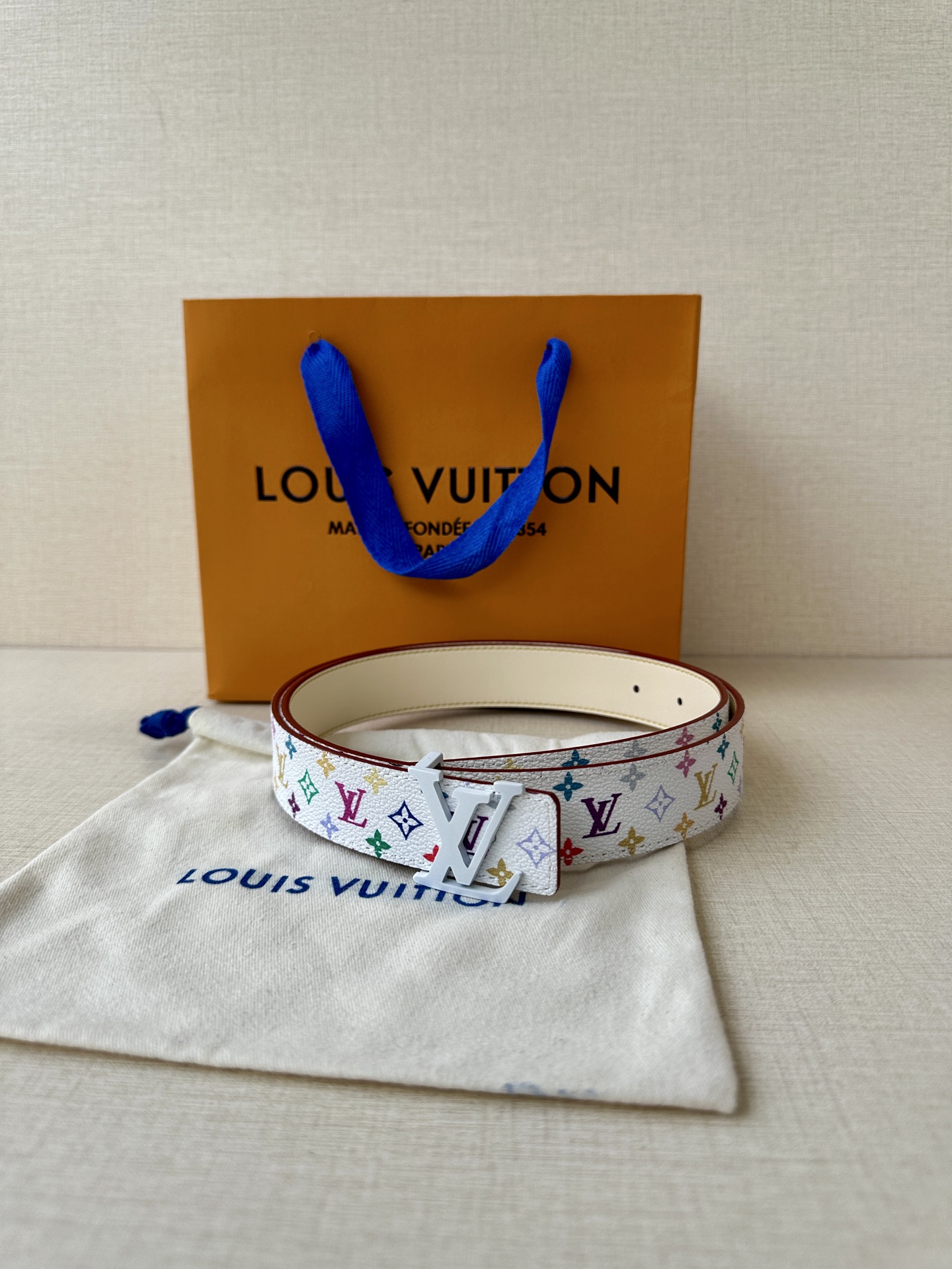  3.0宽 LV 双面腰带取材缝线皮革和 小黑花 小白花帆布 新款珐琅搭扣映衬榄尖形腰带末端，为纤细设计