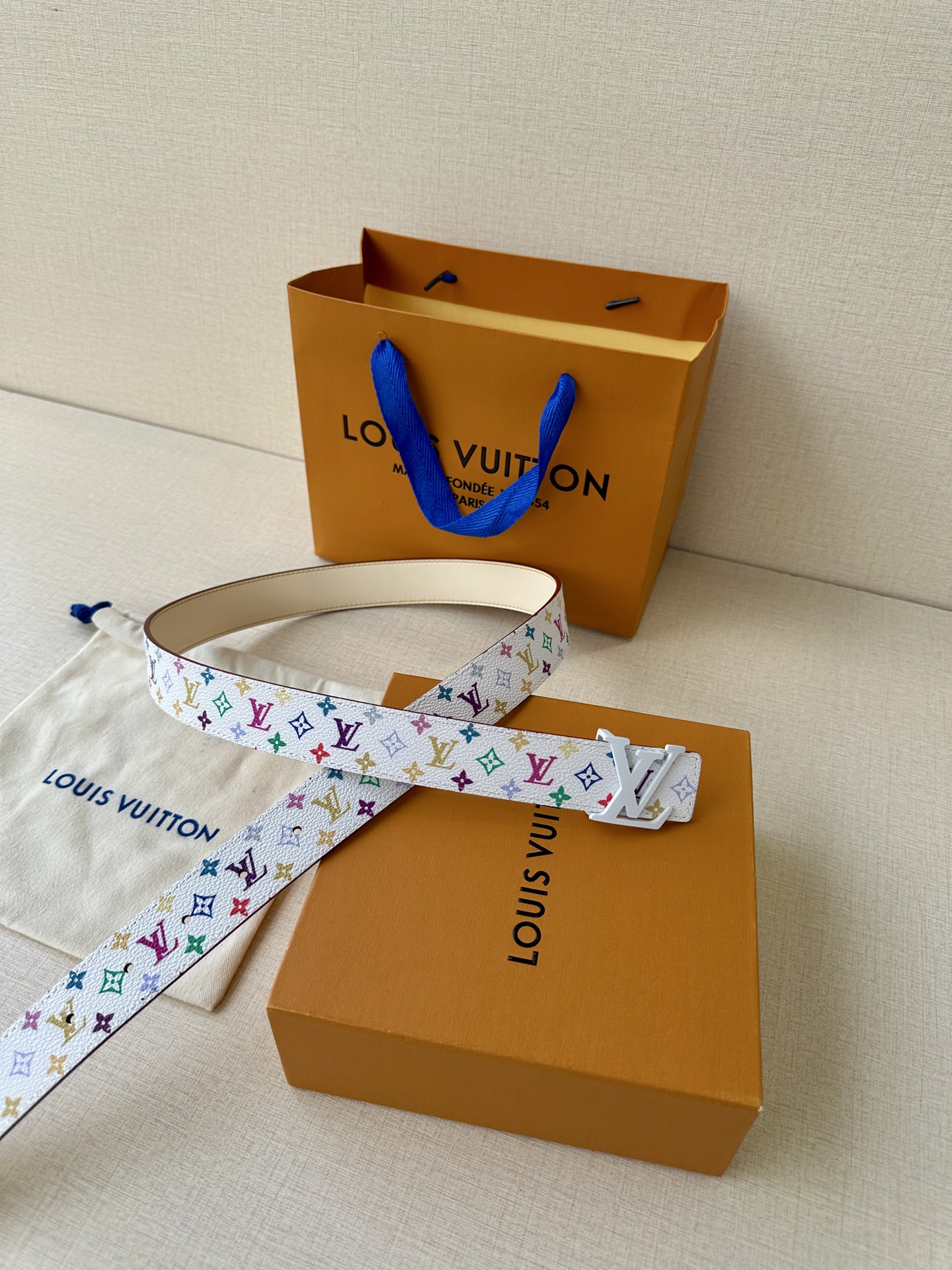  3.0宽 LV 双面腰带取材缝线皮革和 小黑花 小白花帆布 新款珐琅搭扣映衬榄尖形腰带末端，为纤细设计