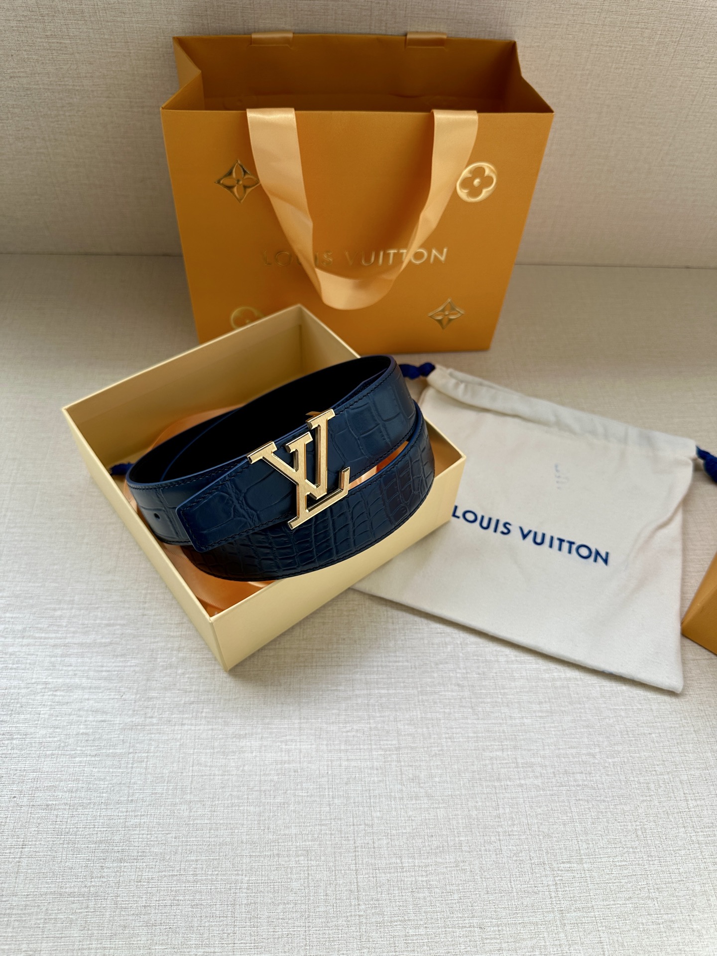 3.4宽 本款 LV Heritage 双面腰带以压鳄鱼皮革和光滑皮革呈现纹理之间的瞩目对比，搭配金属搭