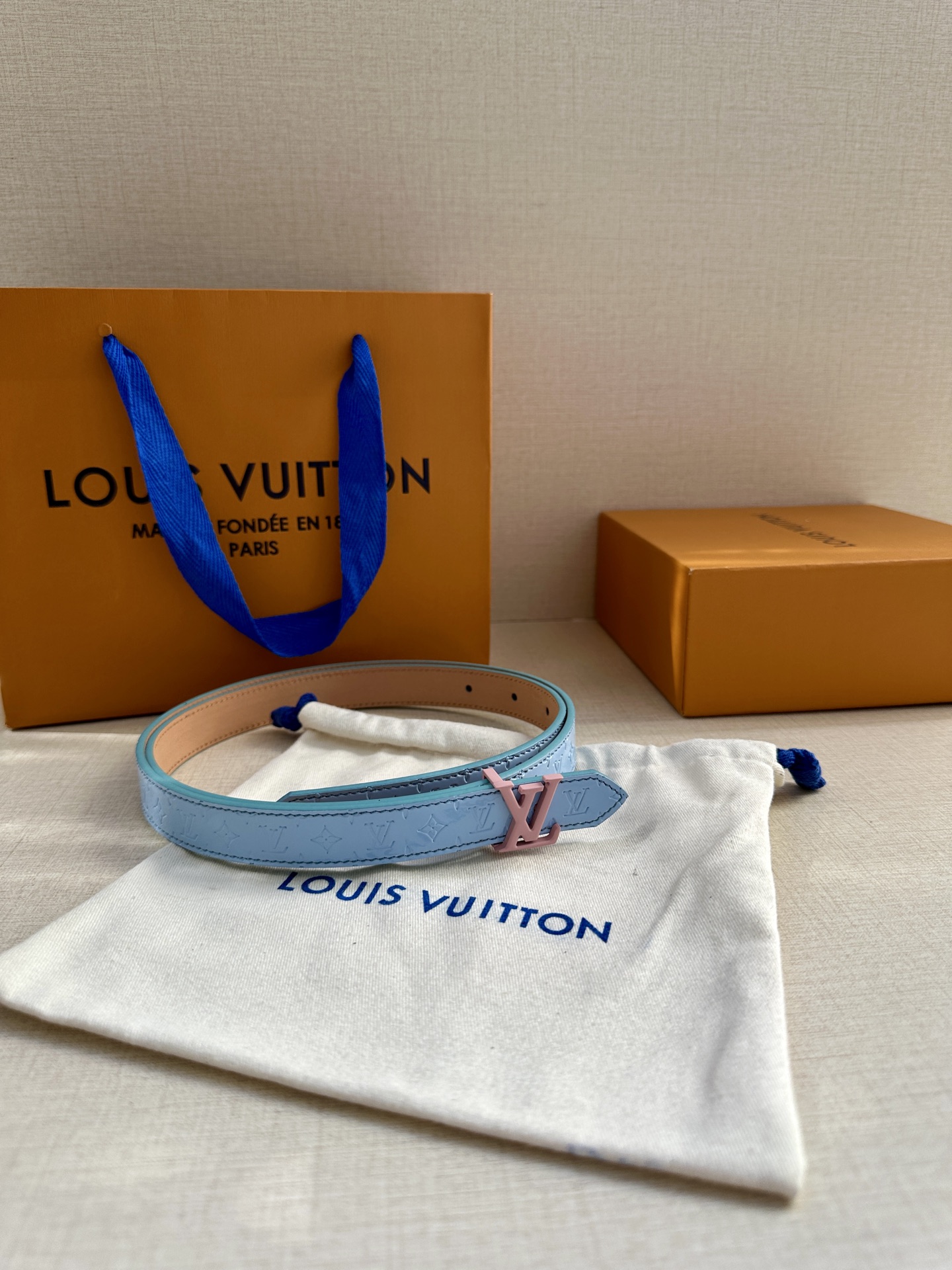  2.0宽 本款 LV Iconic 双面腰带以纤细剪裁迎接新季，搭配新款标志性 Iconic 搭扣，无
