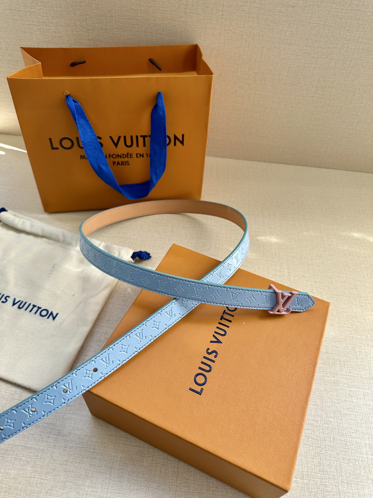  2.0宽 本款 LV Iconic 双面腰带以纤细剪裁迎接新季，搭配新款标志性 Iconic 搭扣，无