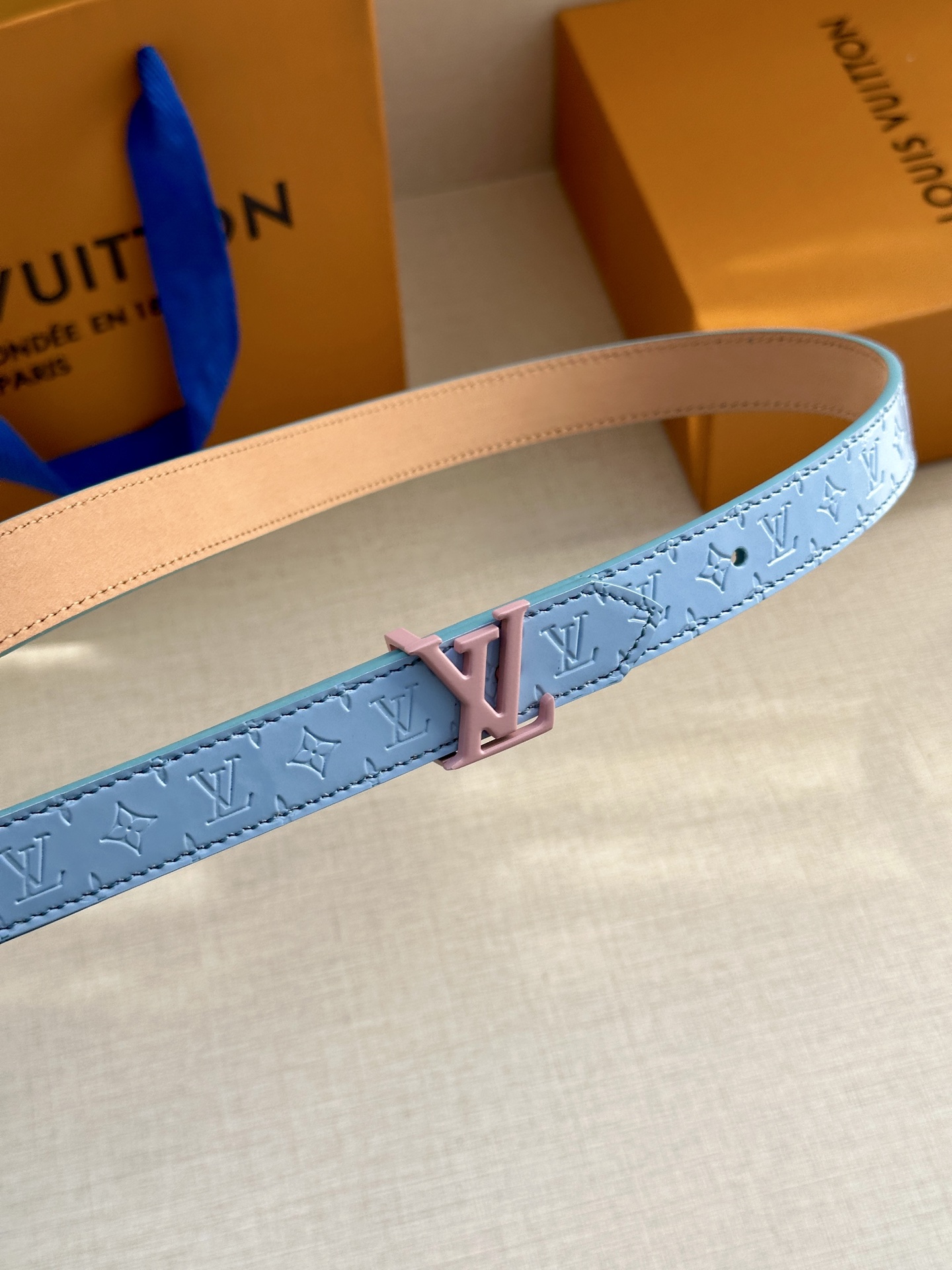  2.0宽 本款 LV Iconic 双面腰带以纤细剪裁迎接新季，搭配新款标志性 Iconic 搭扣，无