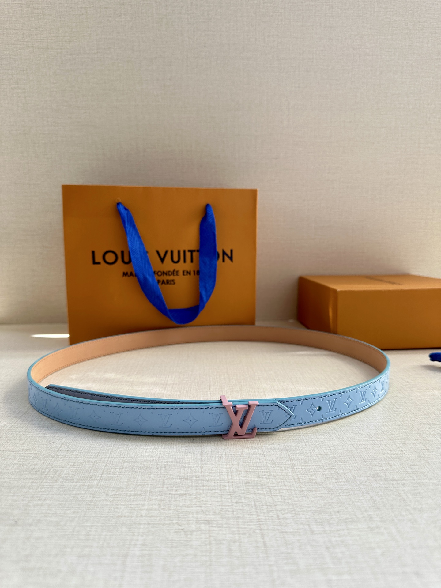  2.0宽 本款 LV Iconic 双面腰带以纤细剪裁迎接新季，搭配新款标志性 Iconic 搭扣，无