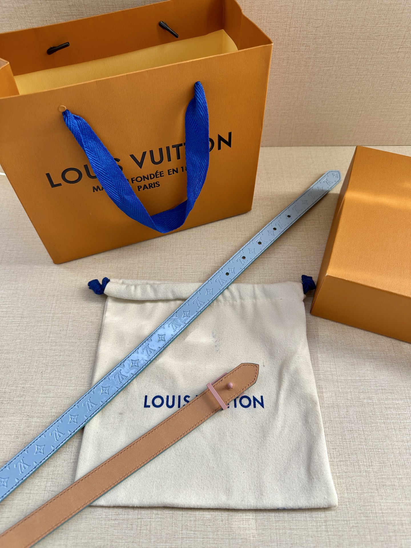  2.0宽 本款 LV Iconic 双面腰带以纤细剪裁迎接新季，搭配新款标志性 Iconic 搭扣，无
