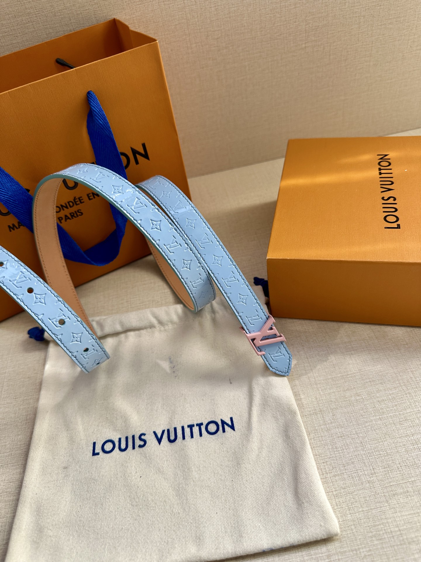  2.0宽 本款 LV Iconic 双面腰带以纤细剪裁迎接新季，搭配新款标志性 Iconic 搭扣，无