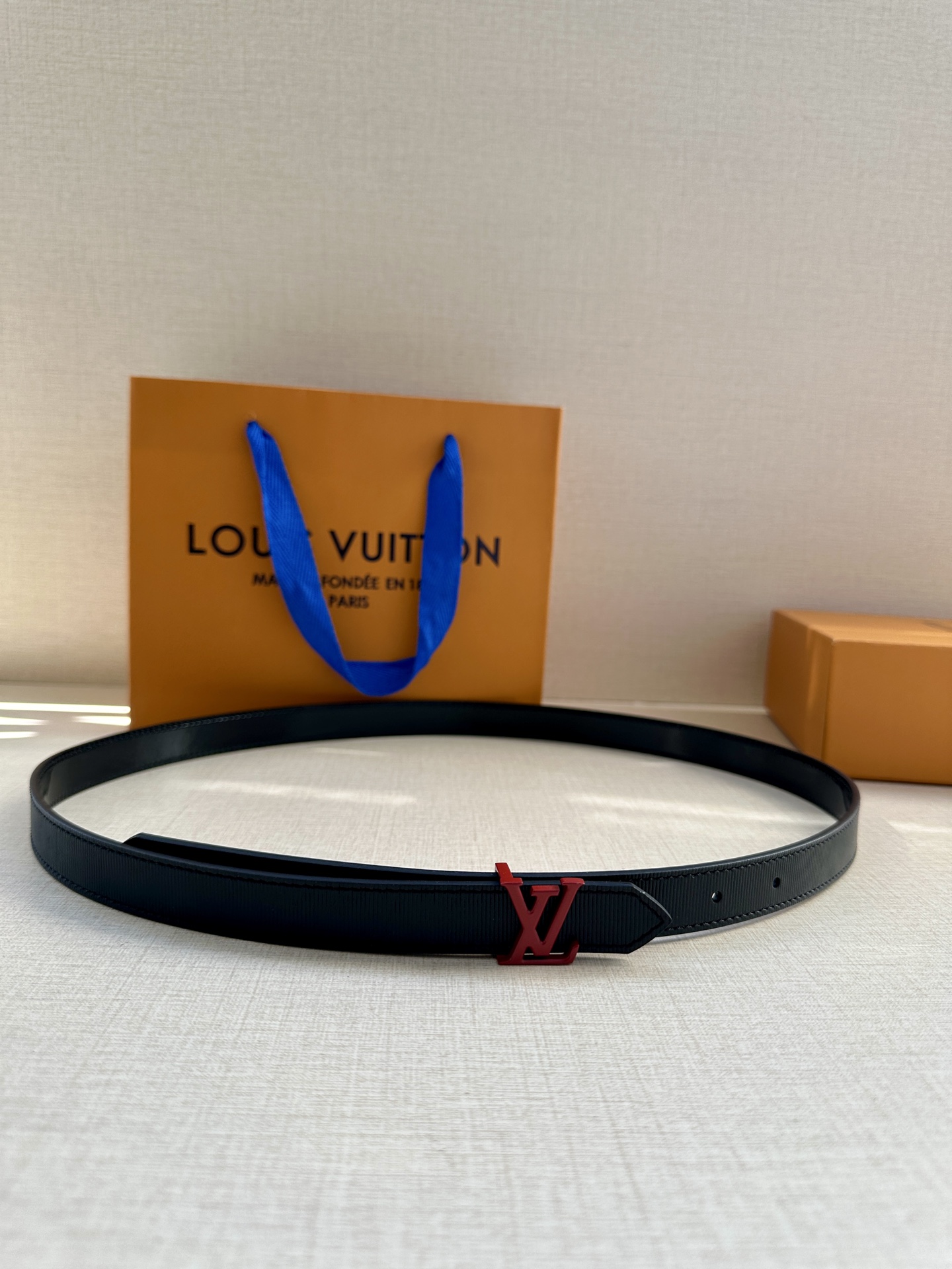  2.0宽 本款 LV Iconic 双面腰带以纤细剪裁迎接新季，搭配新款标志性 Iconic 搭扣，无