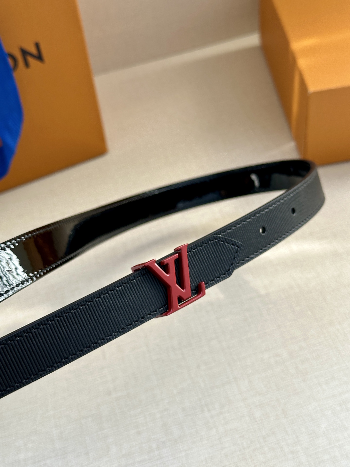  2.0宽 本款 LV Iconic 双面腰带以纤细剪裁迎接新季，搭配新款标志性 Iconic 搭扣，无