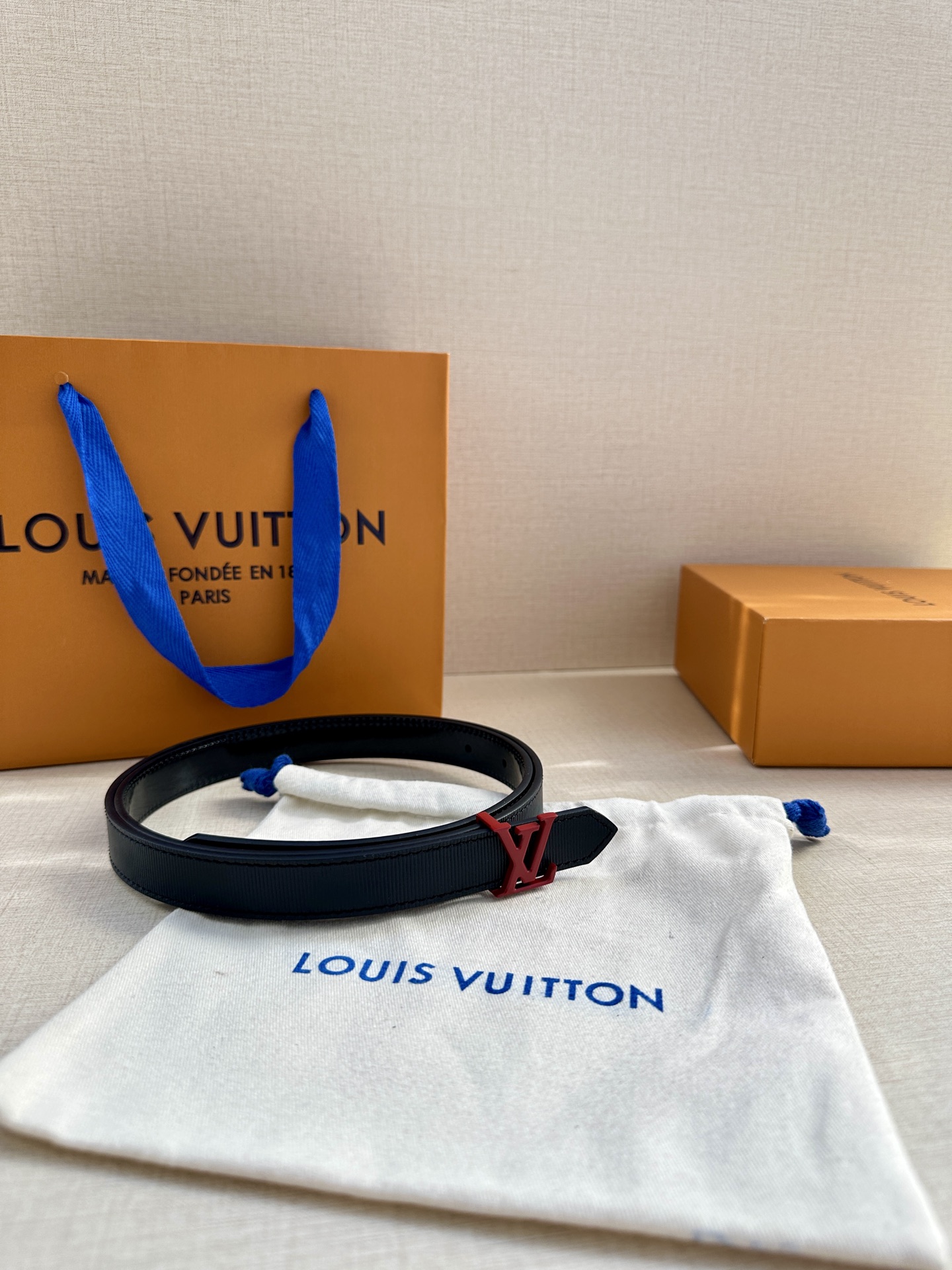  2.0宽 本款 LV Iconic 双面腰带以纤细剪裁迎接新季，搭配新款标志性 Iconic 搭扣，无