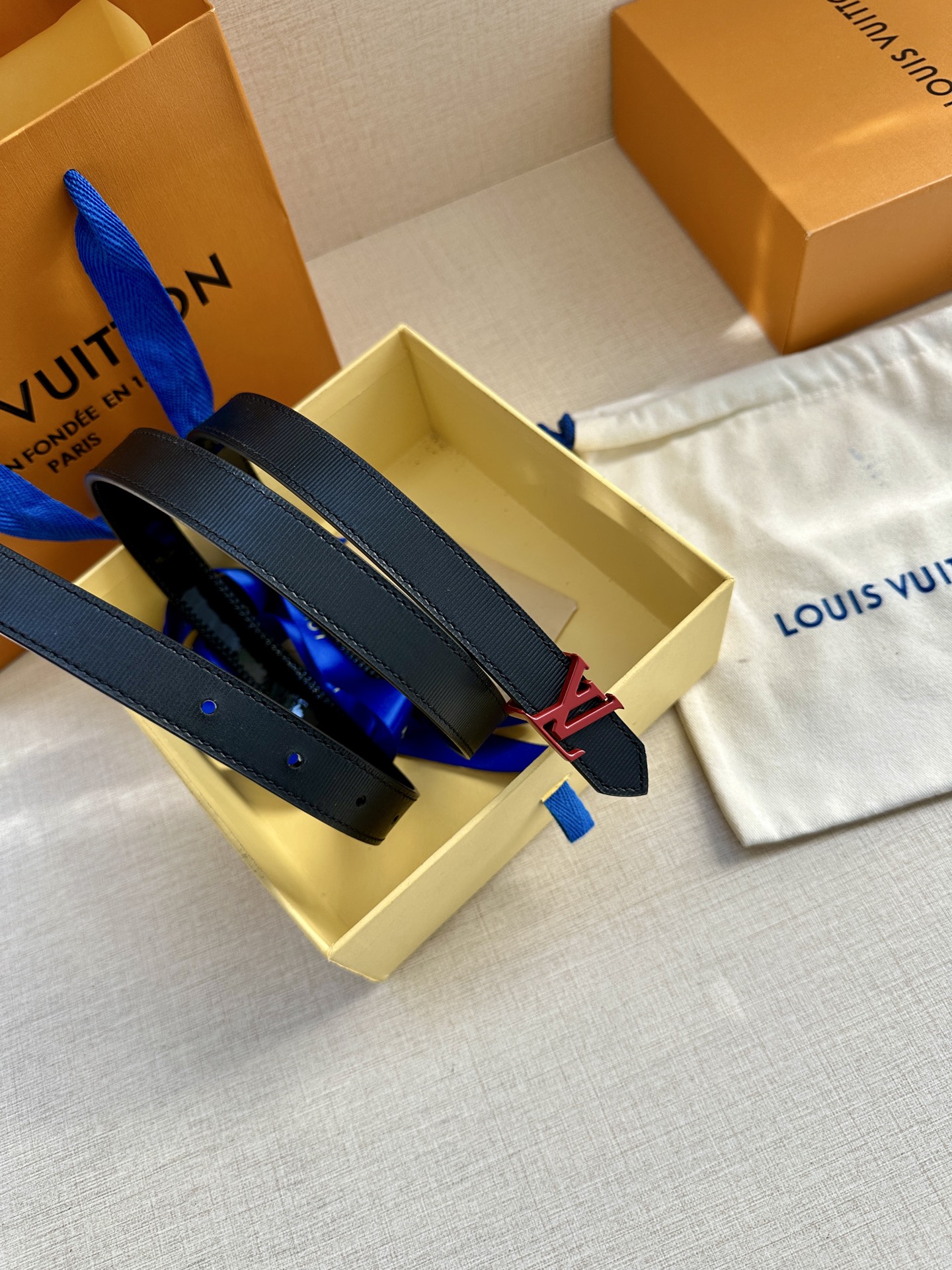  2.0宽 本款 LV Iconic 双面腰带以纤细剪裁迎接新季，搭配新款标志性 Iconic 搭扣，无