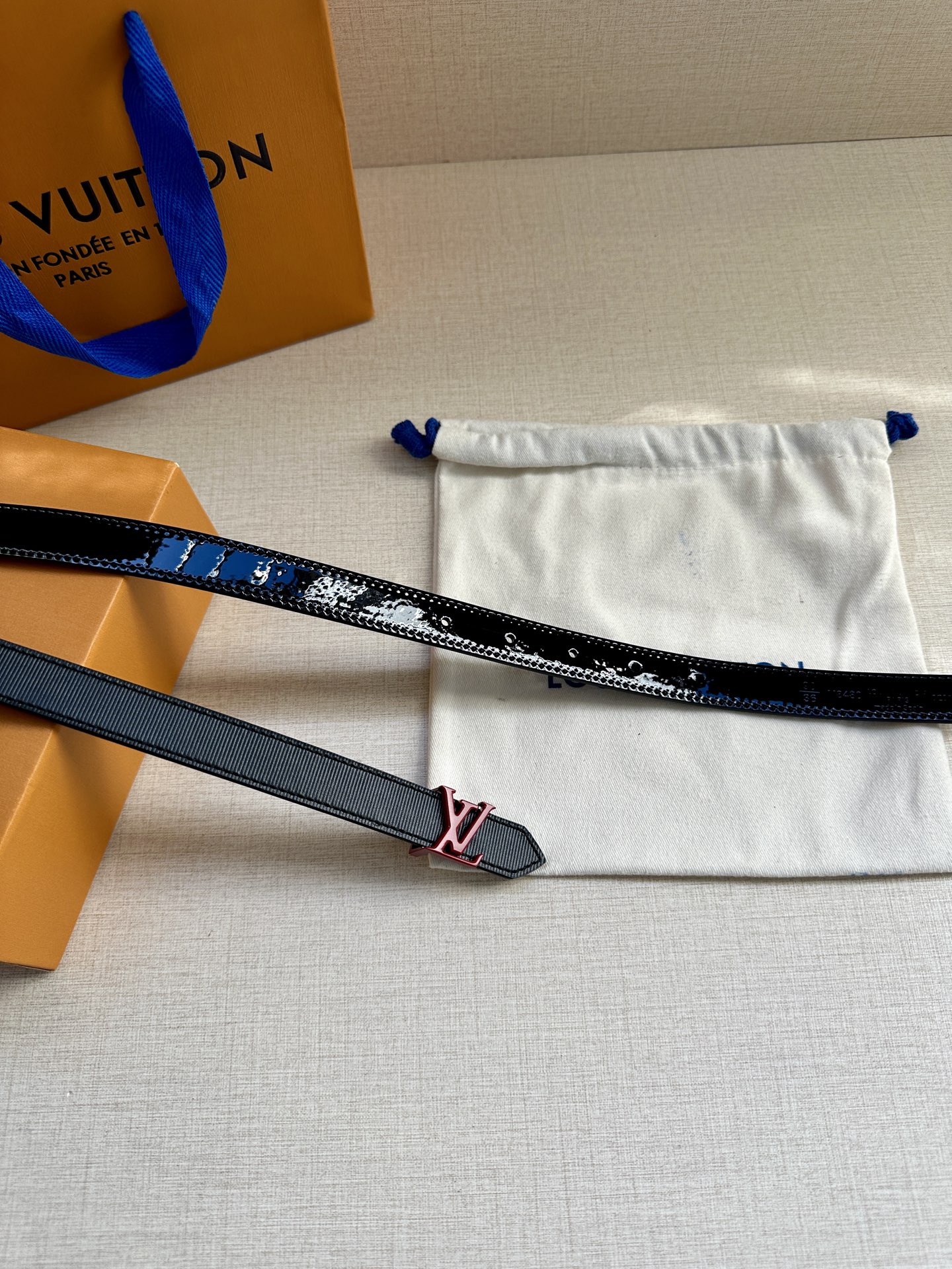  2.0宽 本款 LV Iconic 双面腰带以纤细剪裁迎接新季，搭配新款标志性 Iconic 搭扣，无