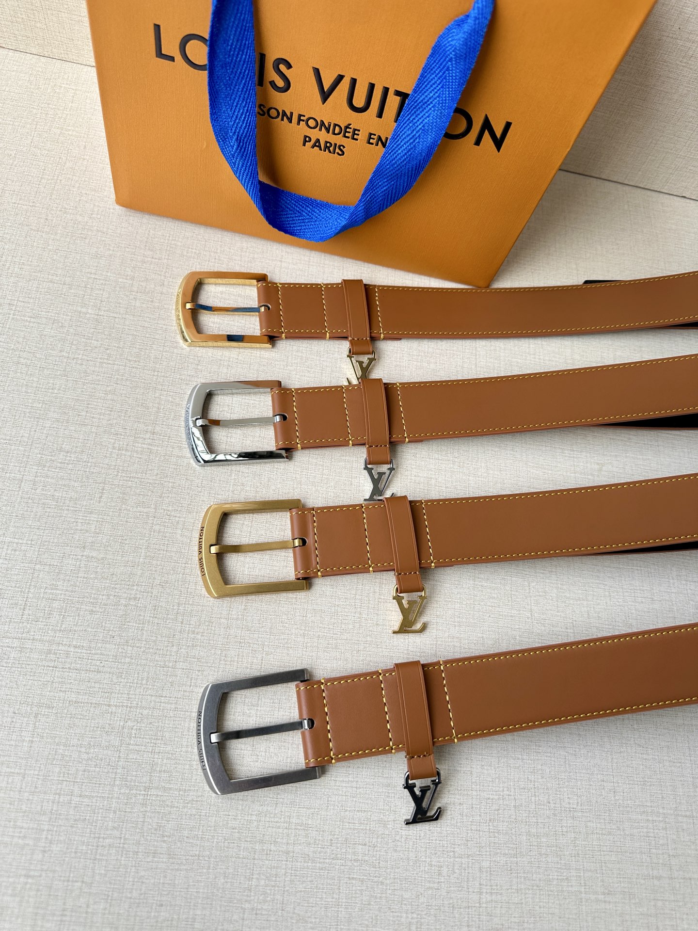  3.4宽 Everyday Pin 腰带为光滑皮革融入路易威登铭纹黄铜搭扣，再将精巧 LV Initi