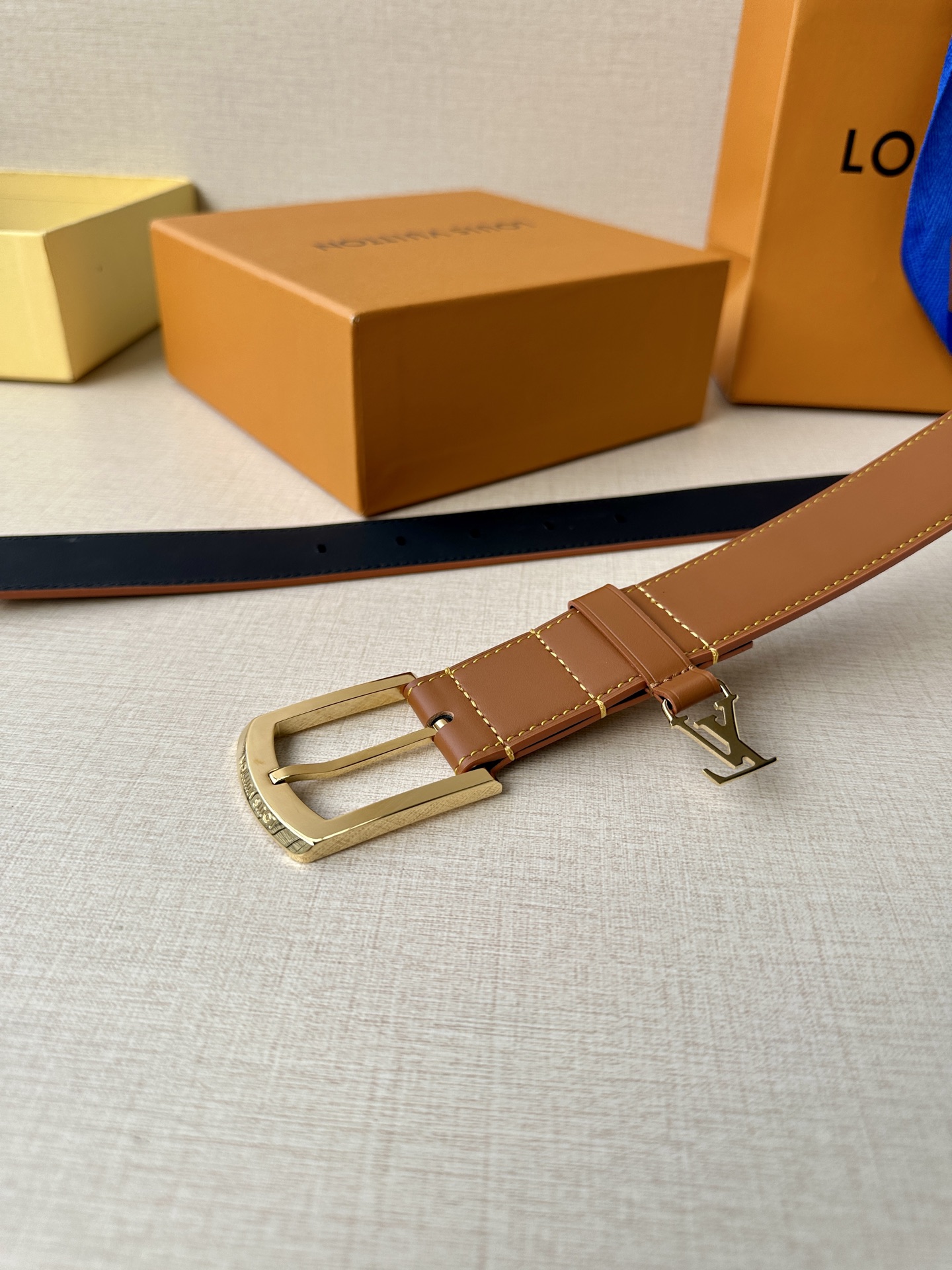 3.4宽 Everyday Pin 腰带为光滑皮革融入路易威登铭纹黄铜搭扣，再将精巧 LV Initi