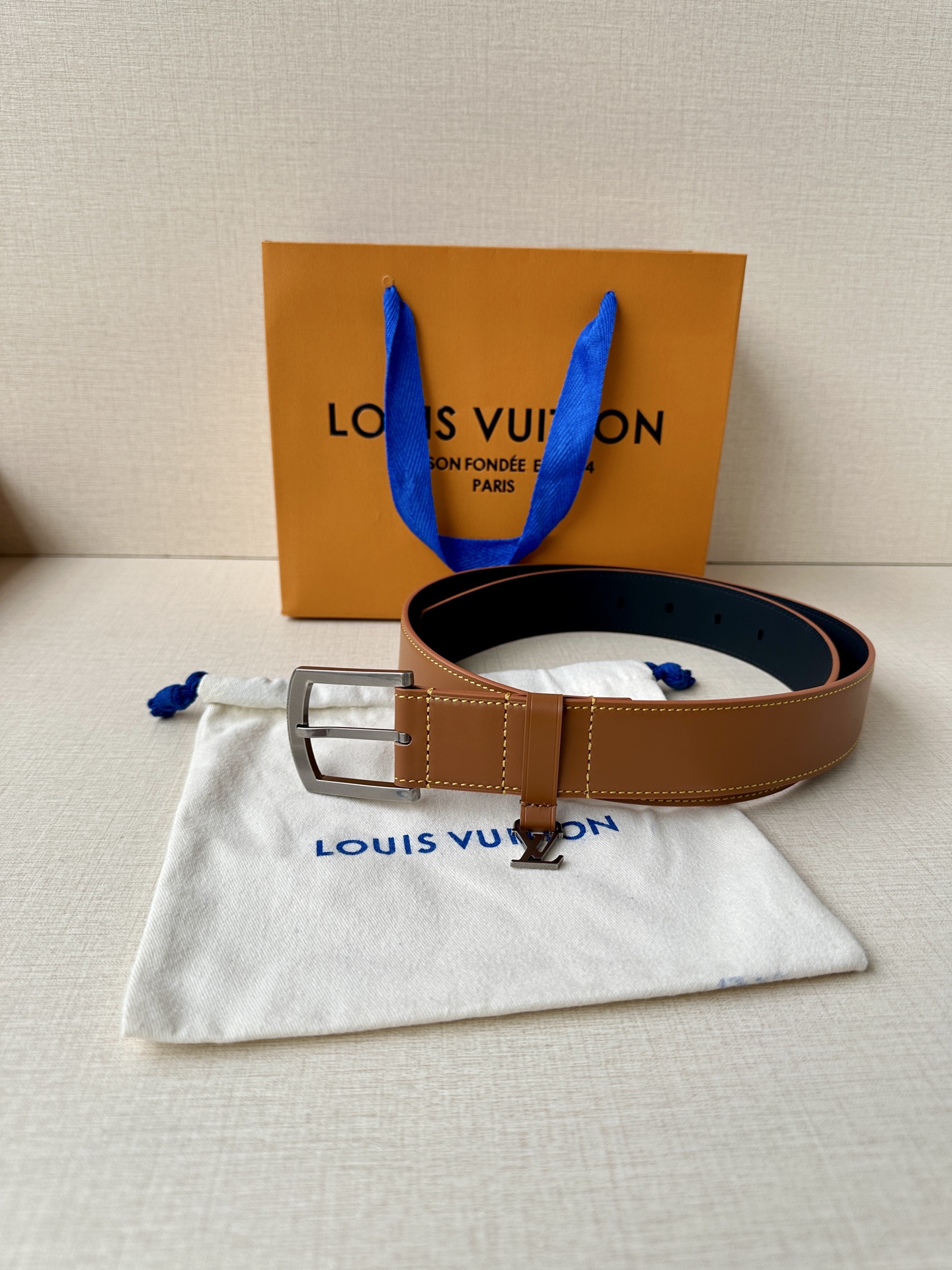  3.4宽 Everyday Pin 腰带为光滑皮革融入路易威登铭纹黄铜搭扣，再将精巧 LV Initi