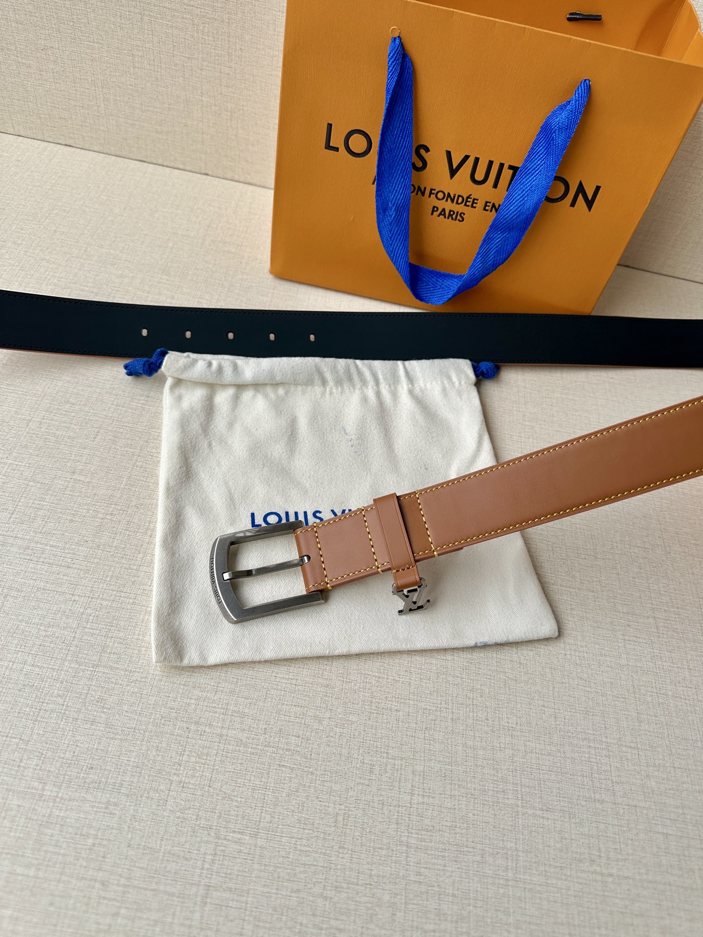  3.4宽 Everyday Pin 腰带为光滑皮革融入路易威登铭纹黄铜搭扣，再将精巧 LV Initi