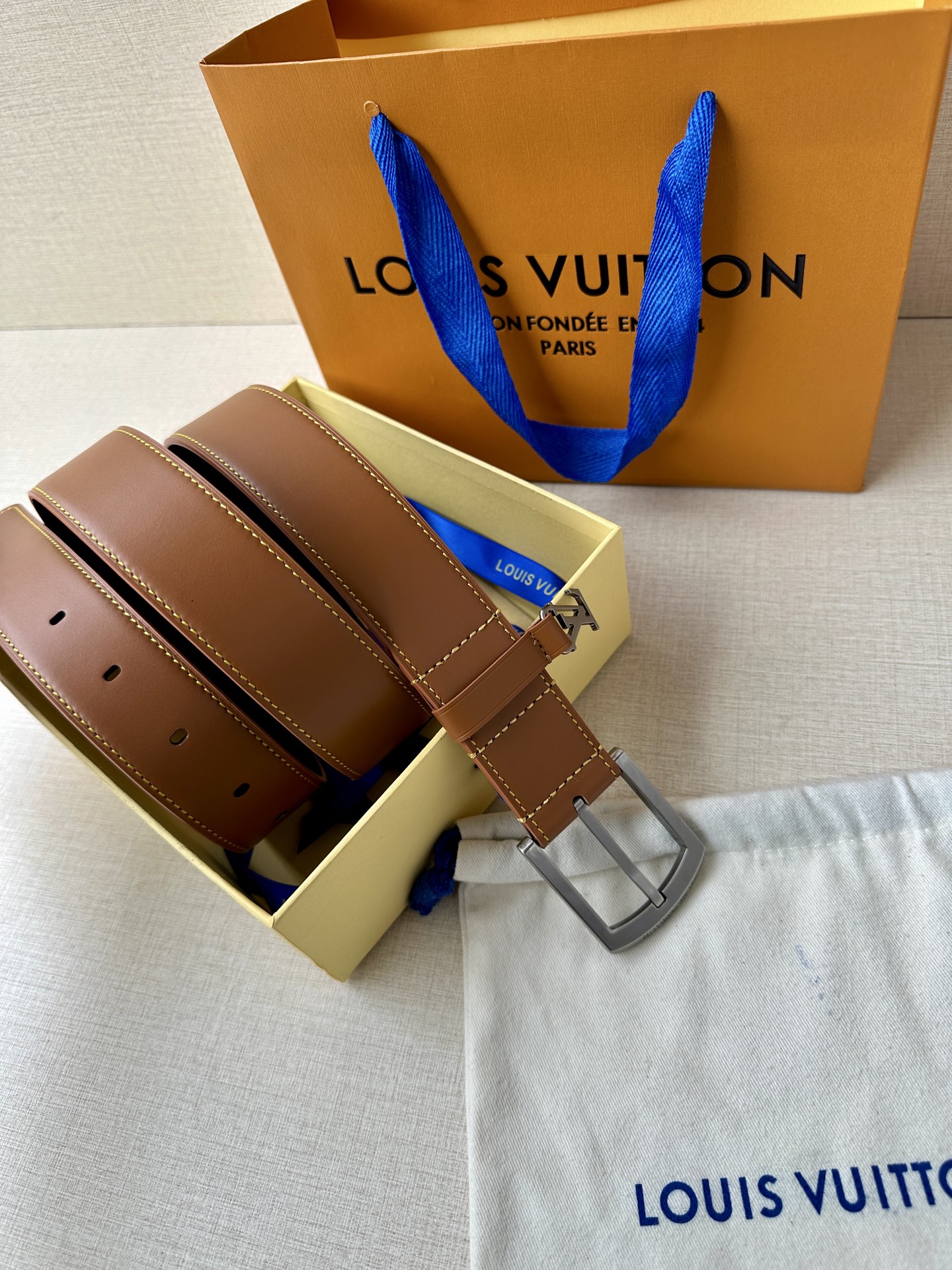 3.4宽 Everyday Pin 腰带为光滑皮革融入路易威登铭纹黄铜搭扣，再将精巧 LV Initi