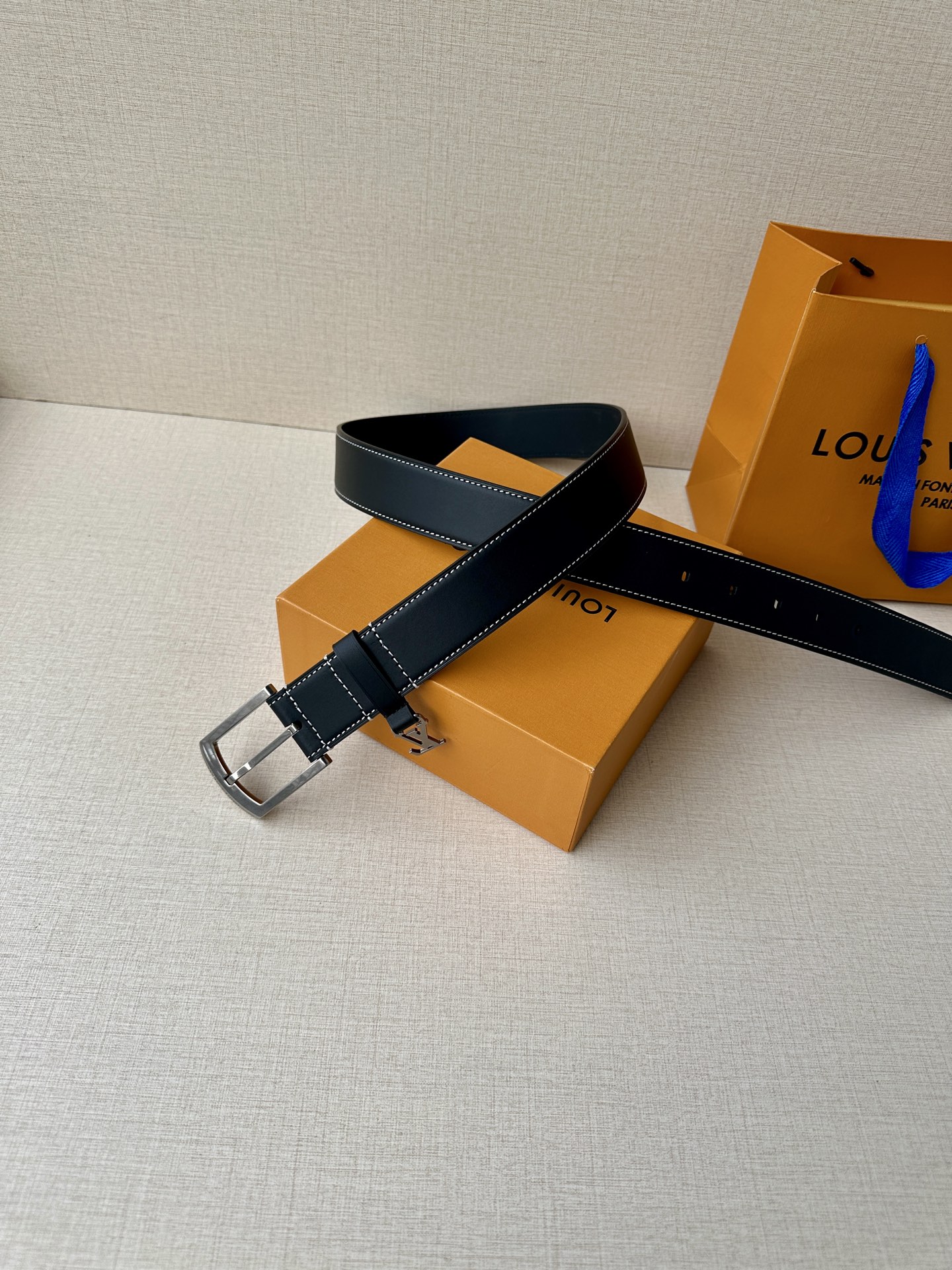  3.4宽 Everyday Pin 腰带为光滑皮革融入路易威登铭纹黄铜搭扣，再将精巧 LV Initi