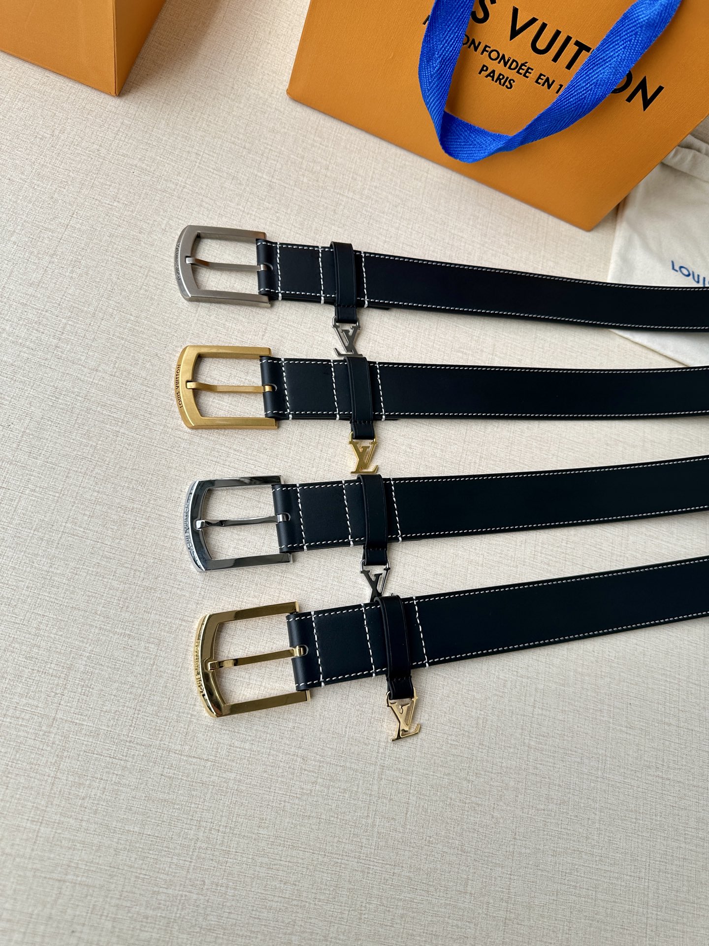  3.4宽 Everyday Pin 腰带为光滑皮革融入路易威登铭纹黄铜搭扣，再将精巧 LV Initi