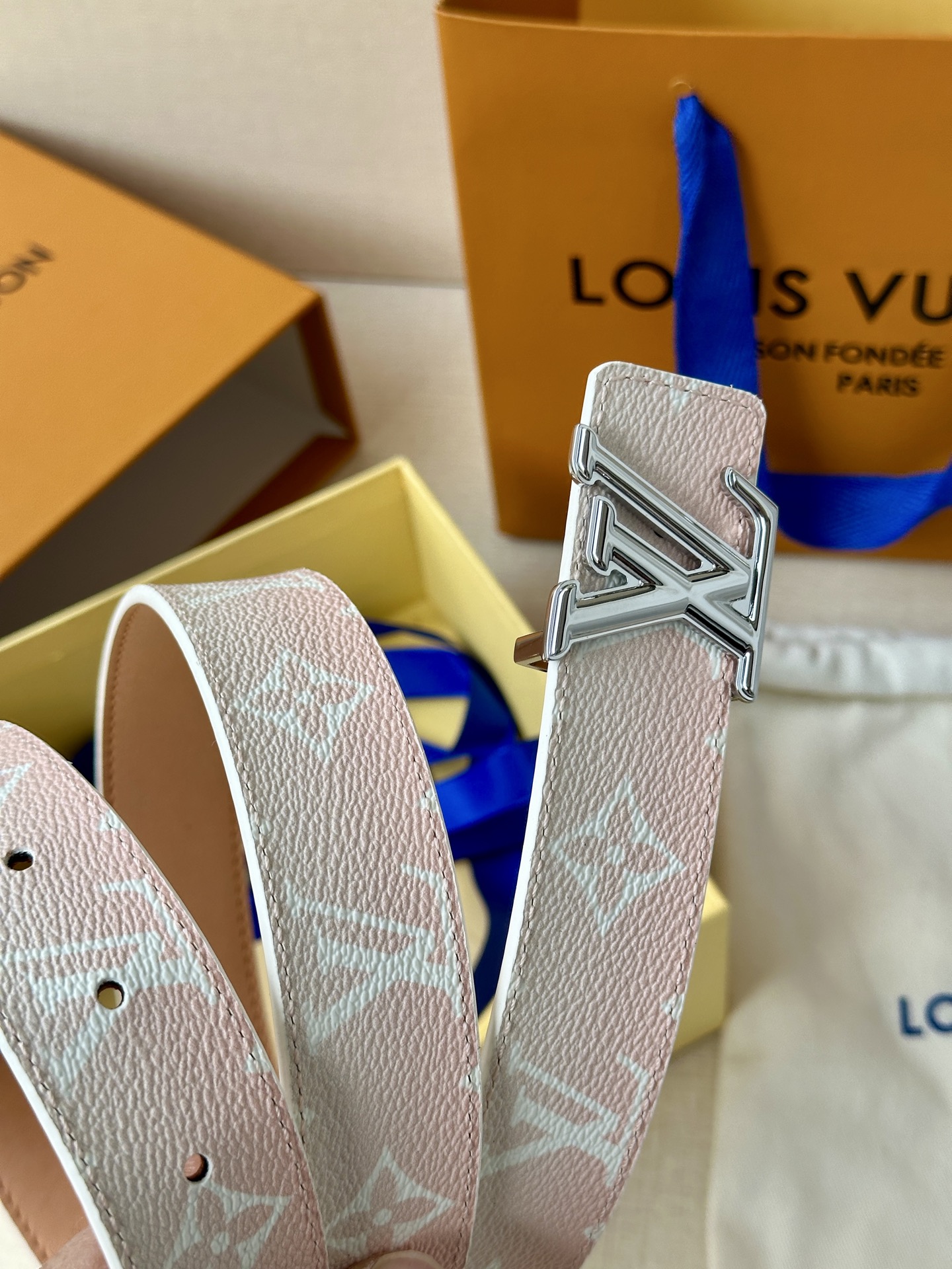  本款3.0宽LV Initiales 双面腰带选用 Monogram 帆布和沙底皮革，以新款抛光 LV