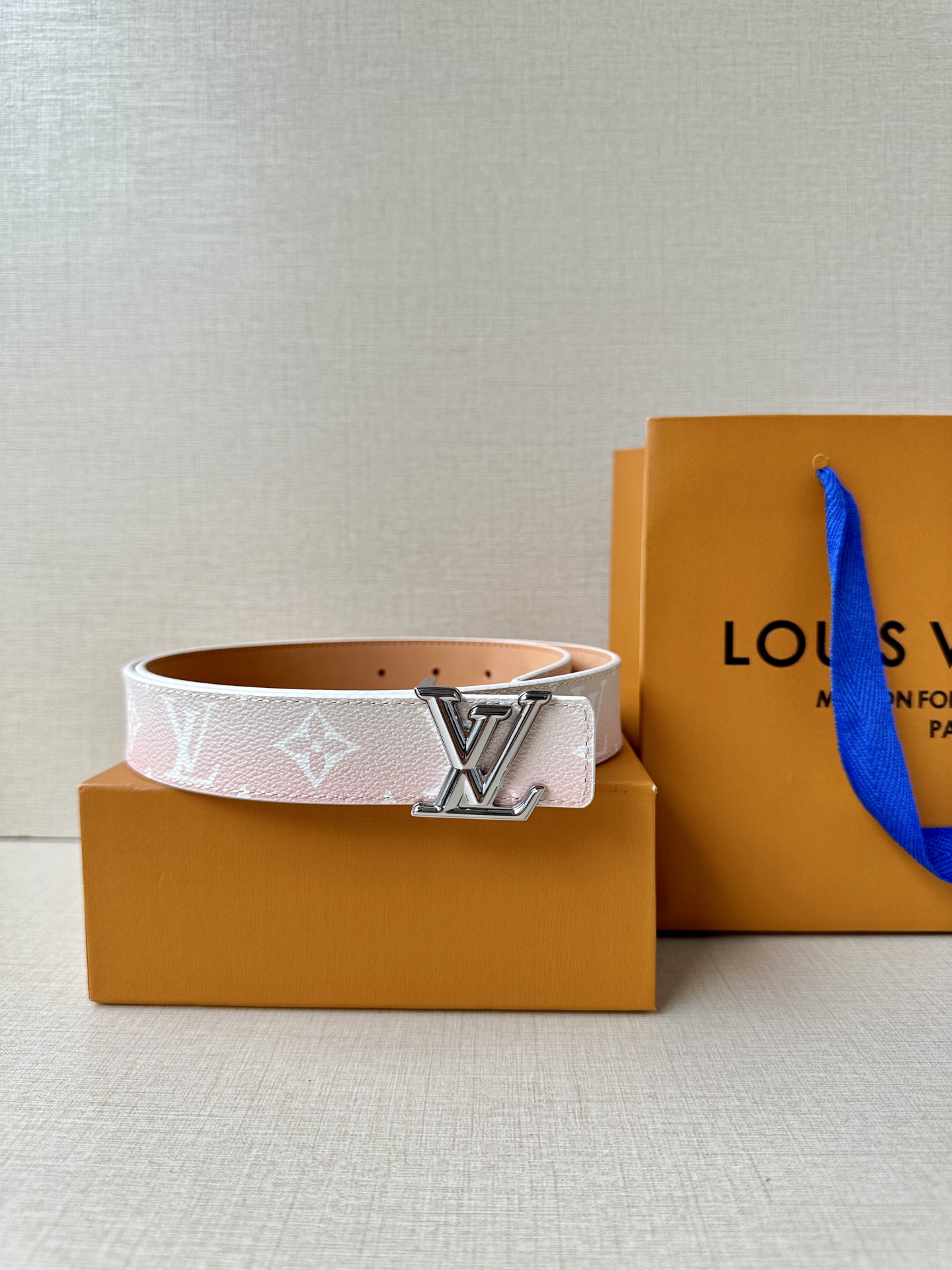  本款3.0宽LV Initiales 双面腰带选用 Monogram 帆布和沙底皮革，以新款抛光 LV
