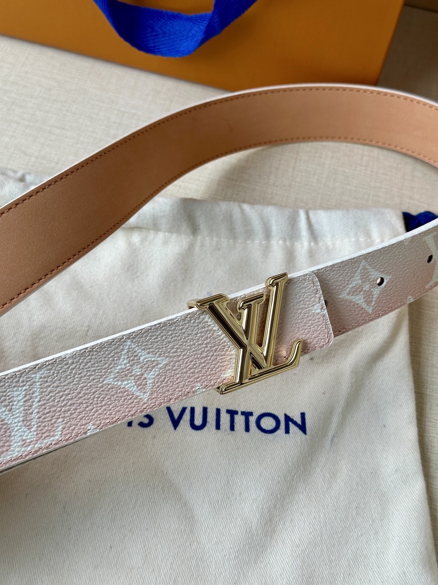  本款3.0宽LV Initiales 双面腰带选用 Monogram 帆布和沙底皮革，以新款抛光 LV