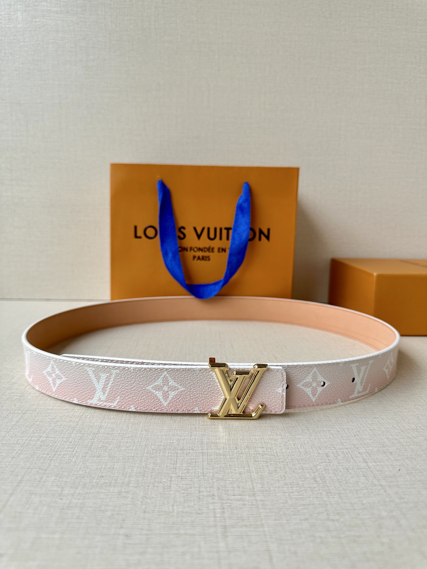  本款3.0宽LV Initiales 双面腰带选用 Monogram 帆布和沙底皮革，以新款抛光 LV