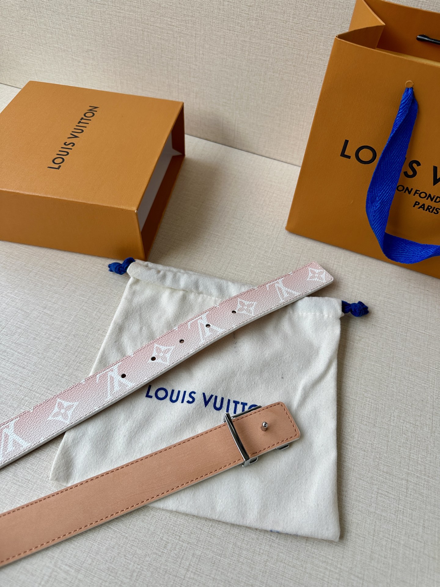  本款3.0宽LV Initiales 双面腰带选用 Monogram 帆布和沙底皮革，以新款抛光 LV