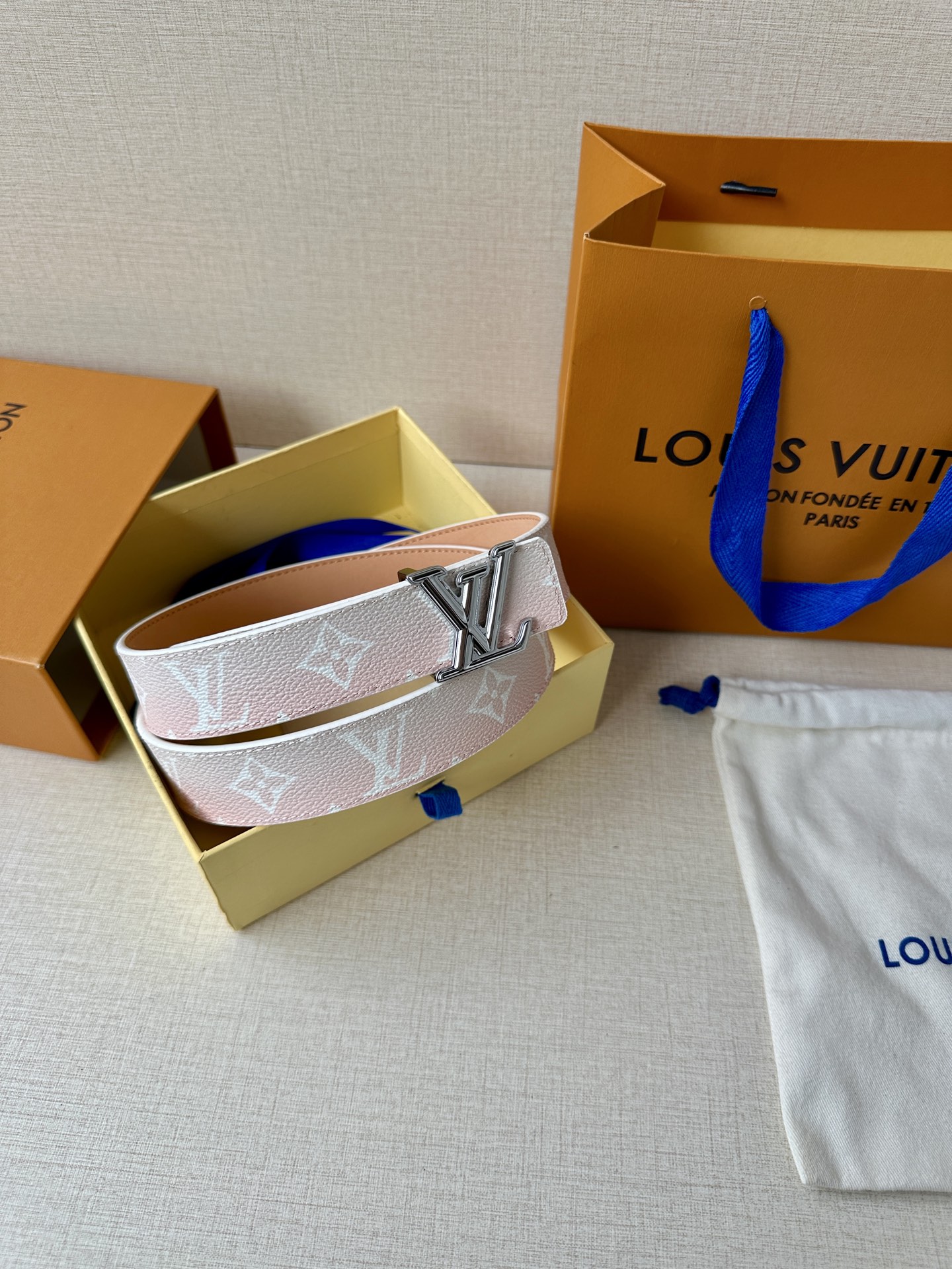  本款3.0宽LV Initiales 双面腰带选用 Monogram 帆布和沙底皮革，以新款抛光 LV