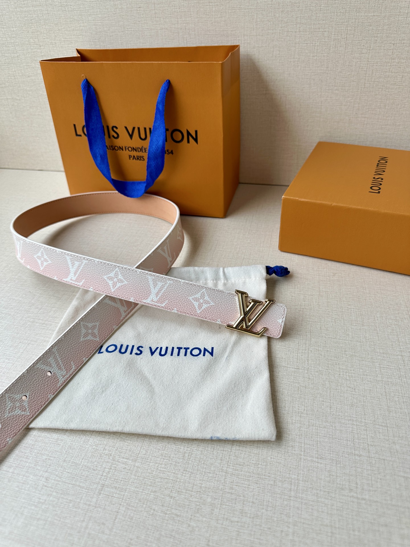  本款3.0宽LV Initiales 双面腰带选用 Monogram 帆布和沙底皮革，以新款抛光 LV