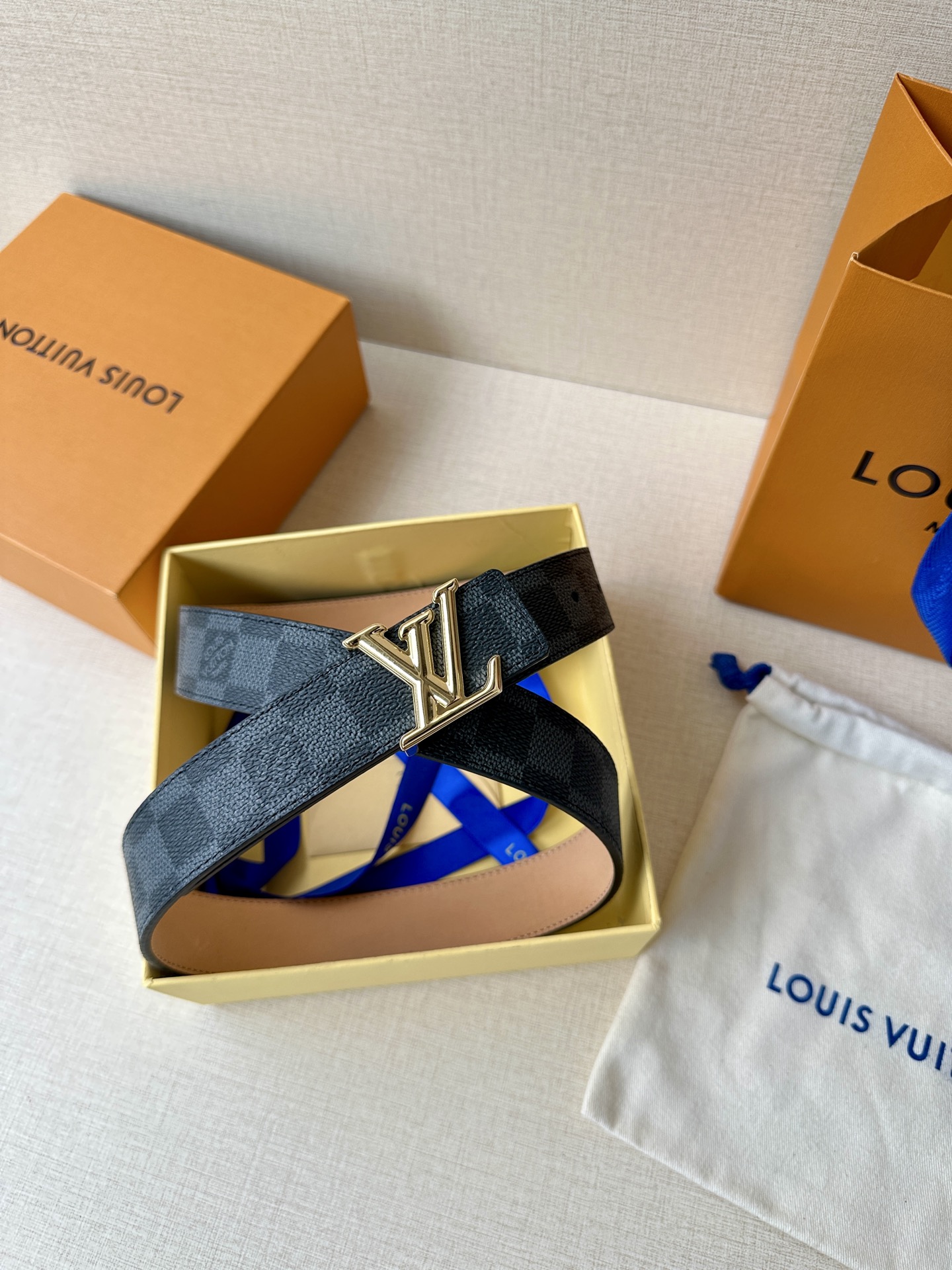  本款3.0宽LV Initiales 双面腰带选用 Monogram 帆布和沙底皮革，以新款抛光 LV