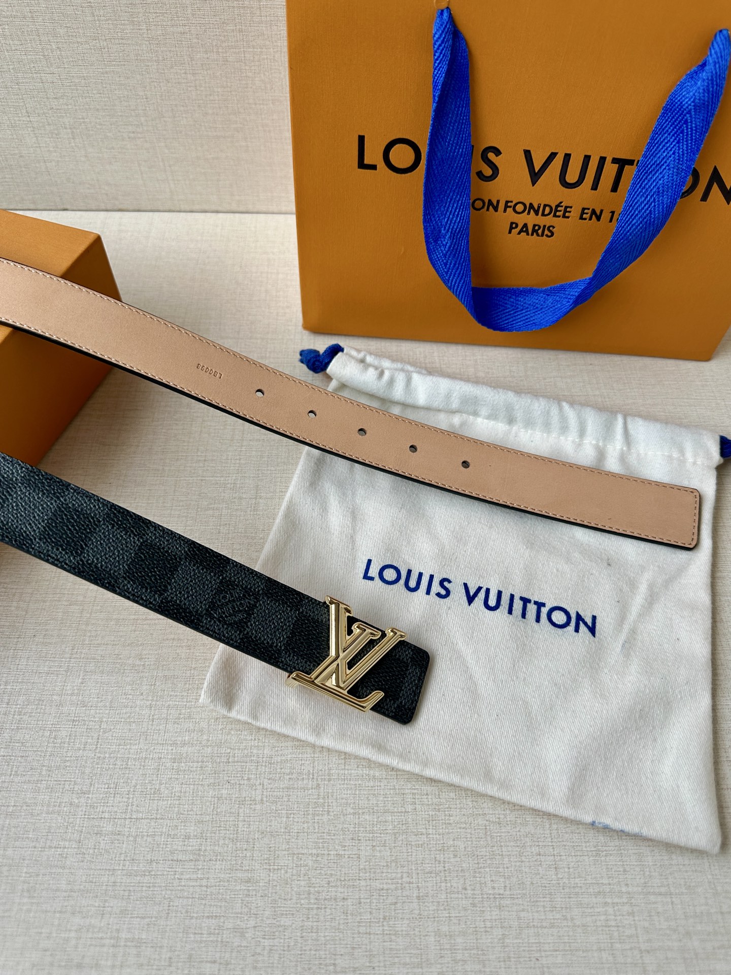  本款3.0宽LV Initiales 双面腰带选用 Monogram 帆布和沙底皮革，以新款抛光 LV