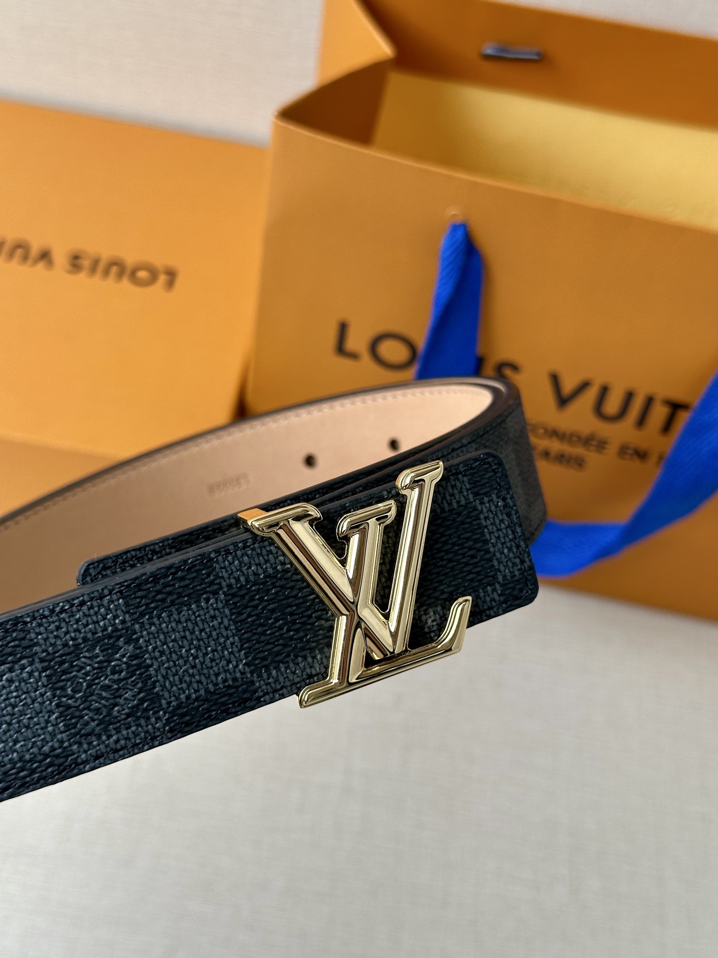  本款3.0宽LV Initiales 双面腰带选用 Monogram 帆布和沙底皮革，以新款抛光 LV