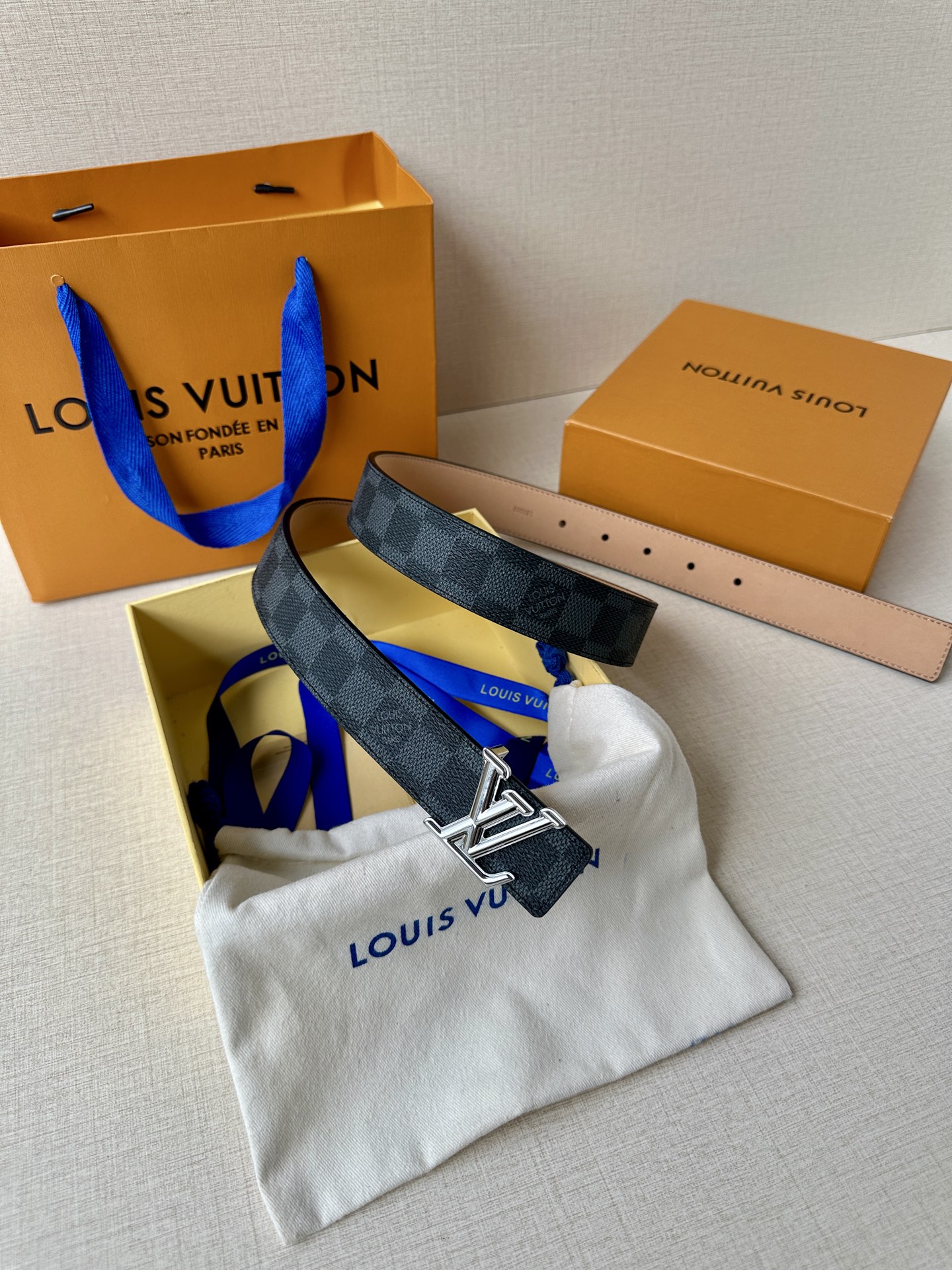  本款3.0宽LV Initiales 双面腰带选用 Monogram 帆布和沙底皮革，以新款抛光 LV