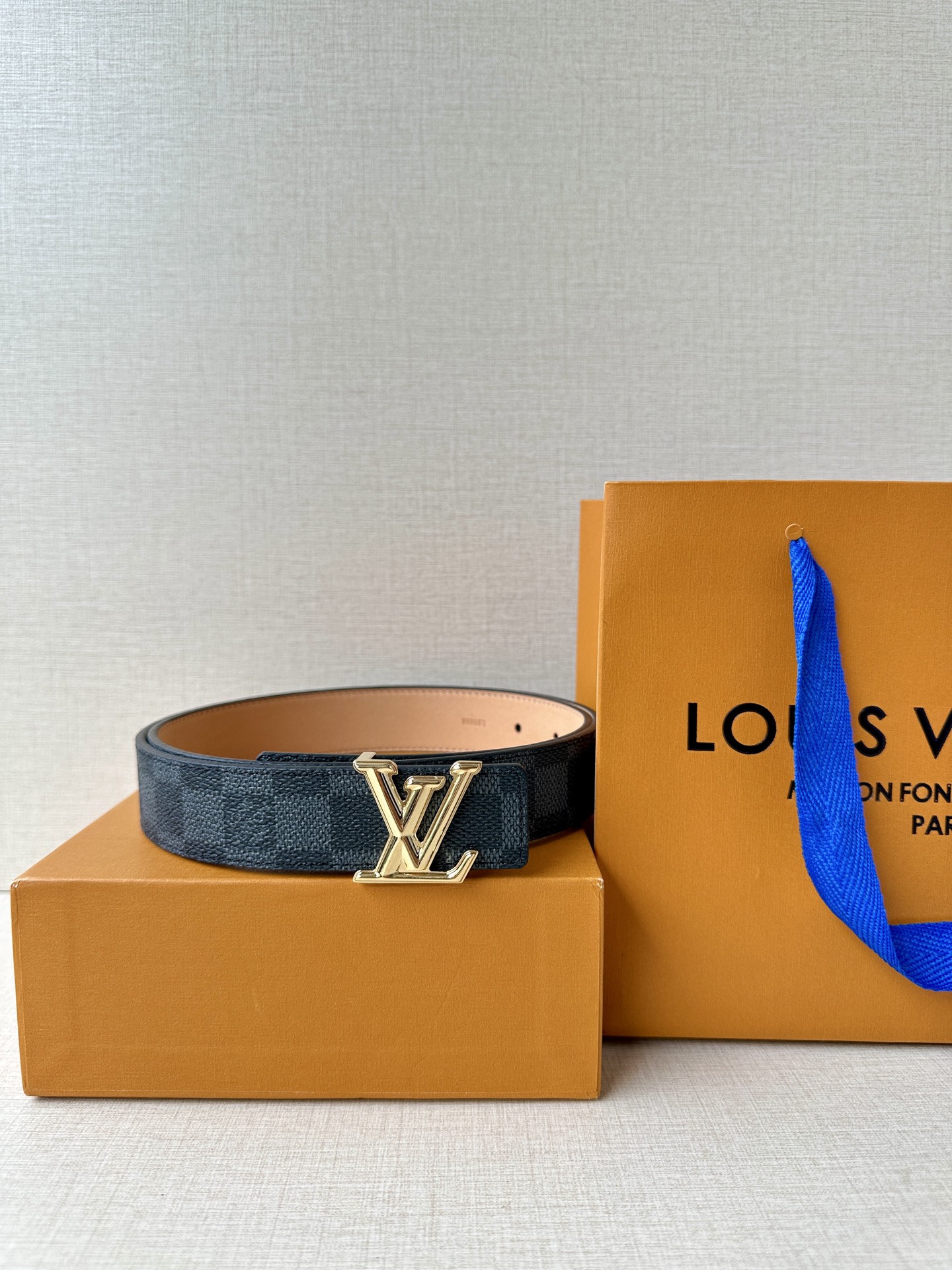  本款3.0宽LV Initiales 双面腰带选用 Monogram 帆布和沙底皮革，以新款抛光 LV