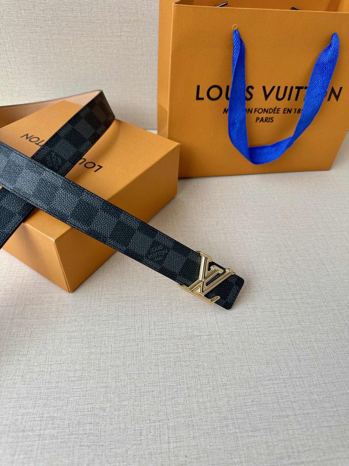  本款3.0宽LV Initiales 双面腰带选用 Monogram 帆布和沙底皮革，以新款抛光 LV
