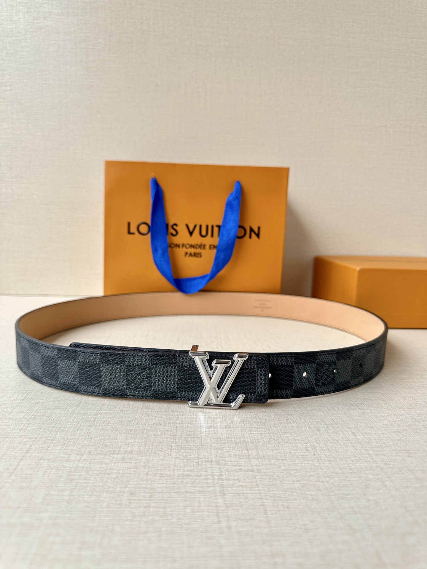  本款3.0宽LV Initiales 双面腰带选用 Monogram 帆布和沙底皮革，以新款抛光 LV